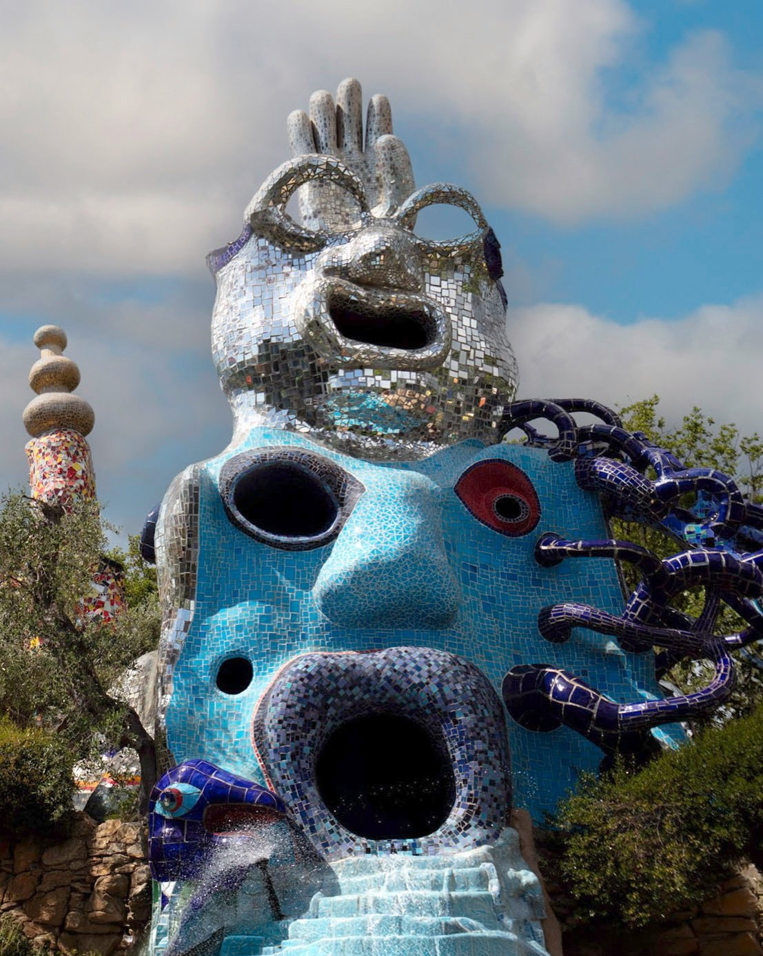 Four hundred years apart, two people spent their lives building impossibile things in the Italian countryside. One carved monsters into bedrock while the other built worlds out of mirrors and mosaics. Today on Laurel&rsquo;s Kitchen I explore two rem