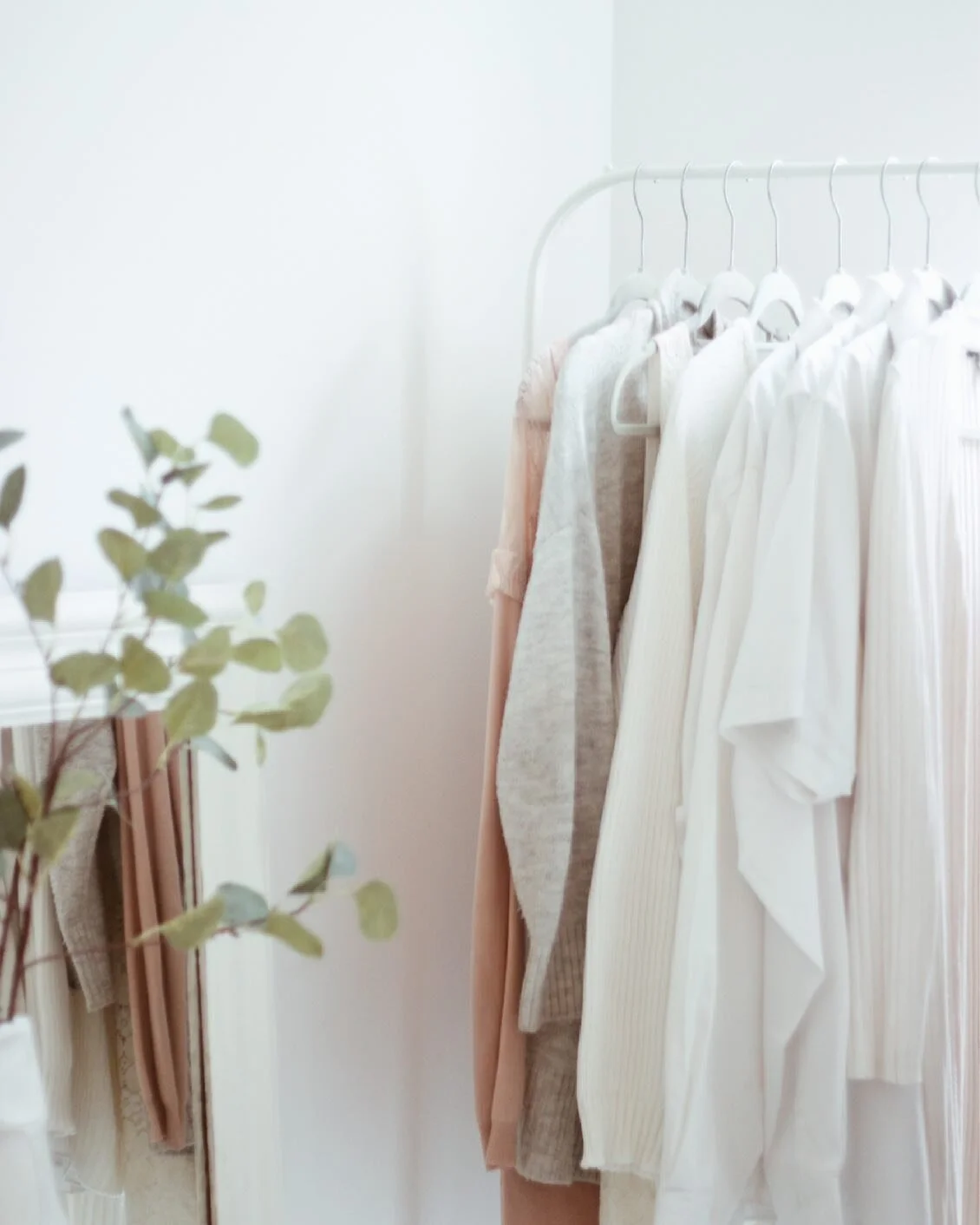 I believe an organized wardrobe is the way to an organized life. Also having an organized closet is the first step to be able to find clothes that make you look your best, so you feel your best. Want to receive a complete breakdown of my tips to havi