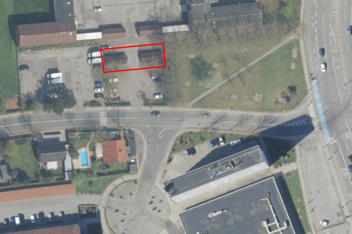 Skolegrunde ved Tårnby Torv med markering af 2 cykelskure.