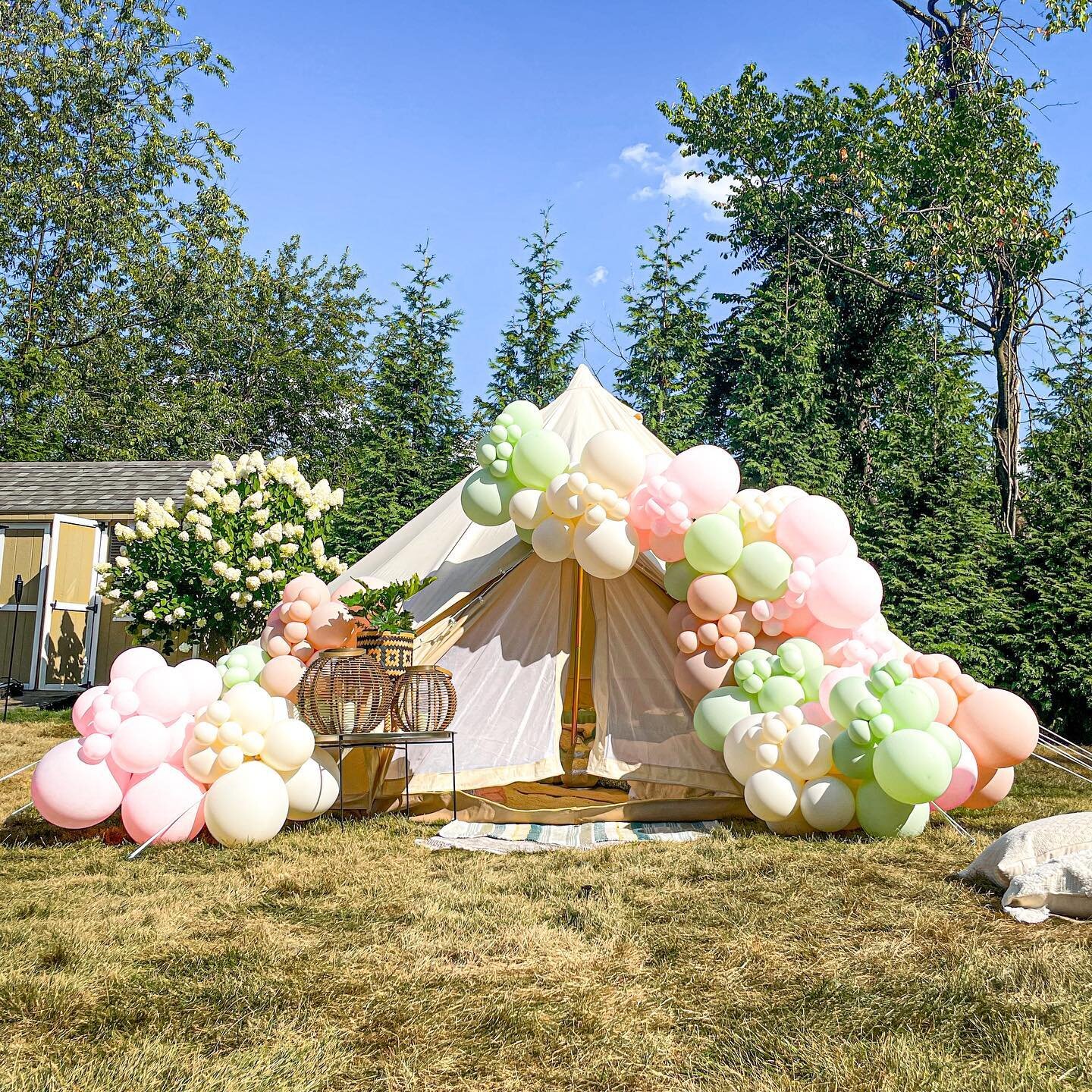 Backyard camping will never be the same!🎈⛺️ #glampnotcamp 

SWIPE⏩to see how we transformed this backyard for Samantha&rsquo;s Sweet 16!
.
.
.
.
.
.
.
#glamping #tentballoons #belltents #belltentparty #belltentballoons #organicballoondecor #organicb