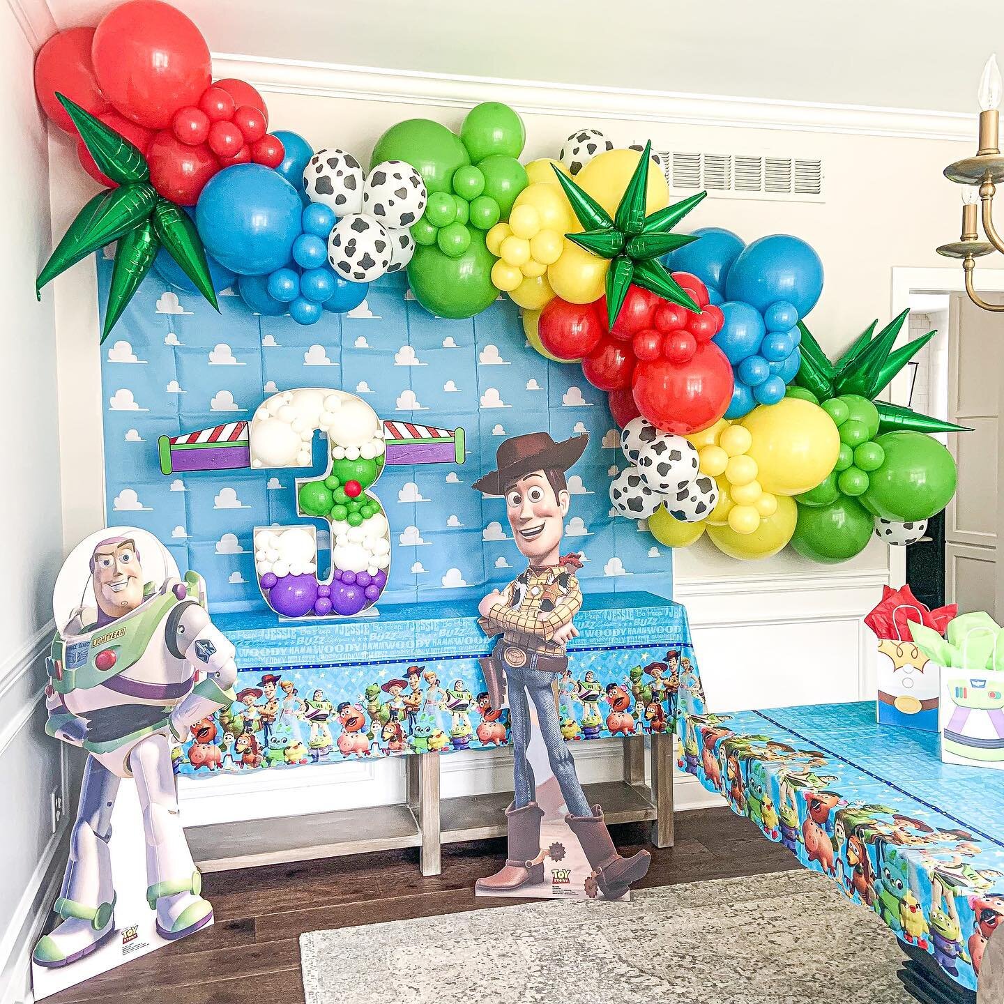 To infinity and BALLOONS!!!🚀🎈
.
.
.
.
.
#ballooonmosaic #toystoryparty #toystory #buzzlightyear #toystorytheme #birthdayballoons #3rdbirthday #thirdbirthday #woody #kidsbirthdayparty #birthdayparty #birthdayboy #balloongarland #balloongarlands #org