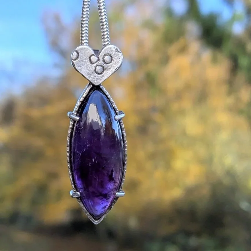 Amethyst+gro%C3%9Fer+Anh%C3%A4nger+Navette+mit+Herz+aus+Silber+Herbst+4.jpg