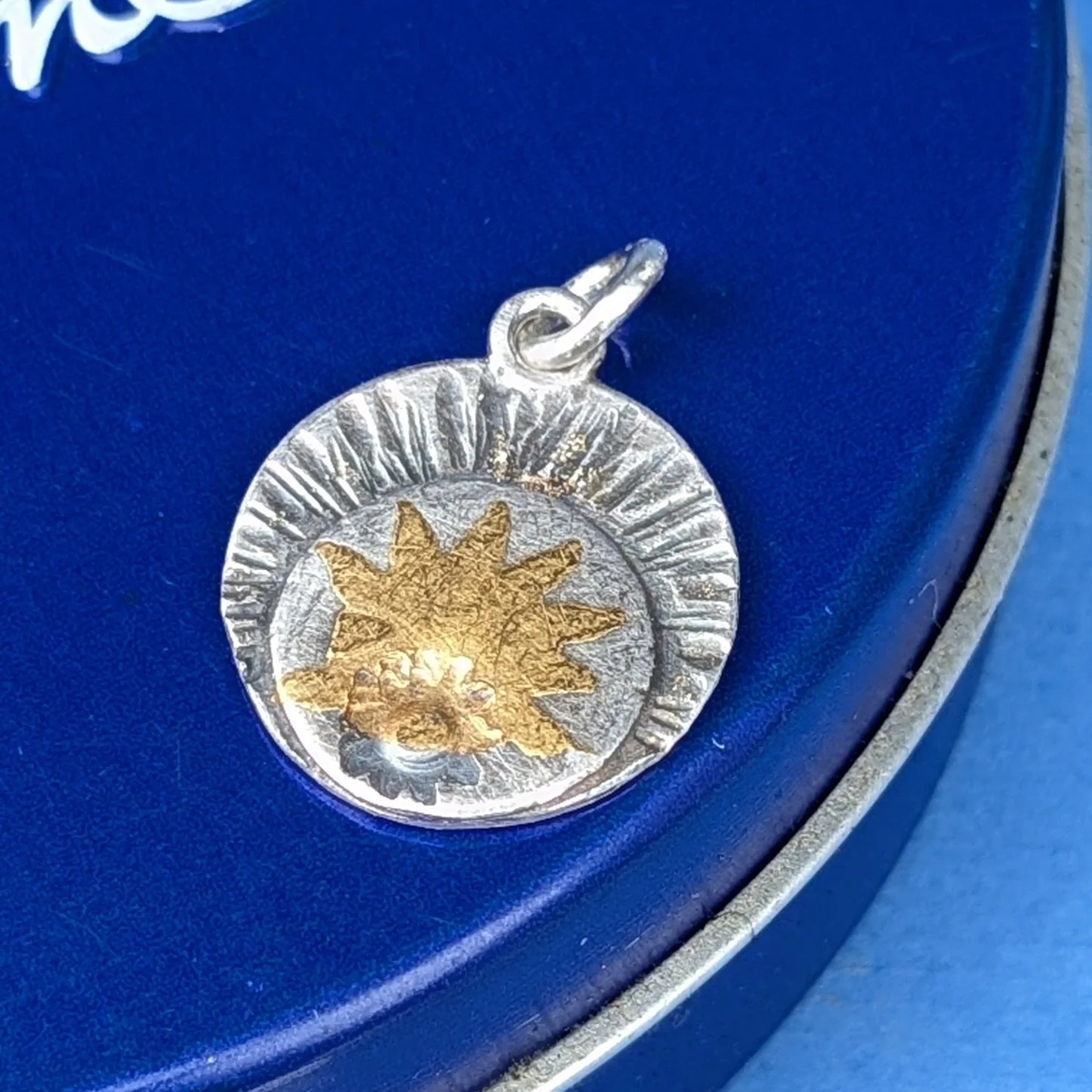 Charm Sonnenaufgang Gold auf Silber Farbe.jpg