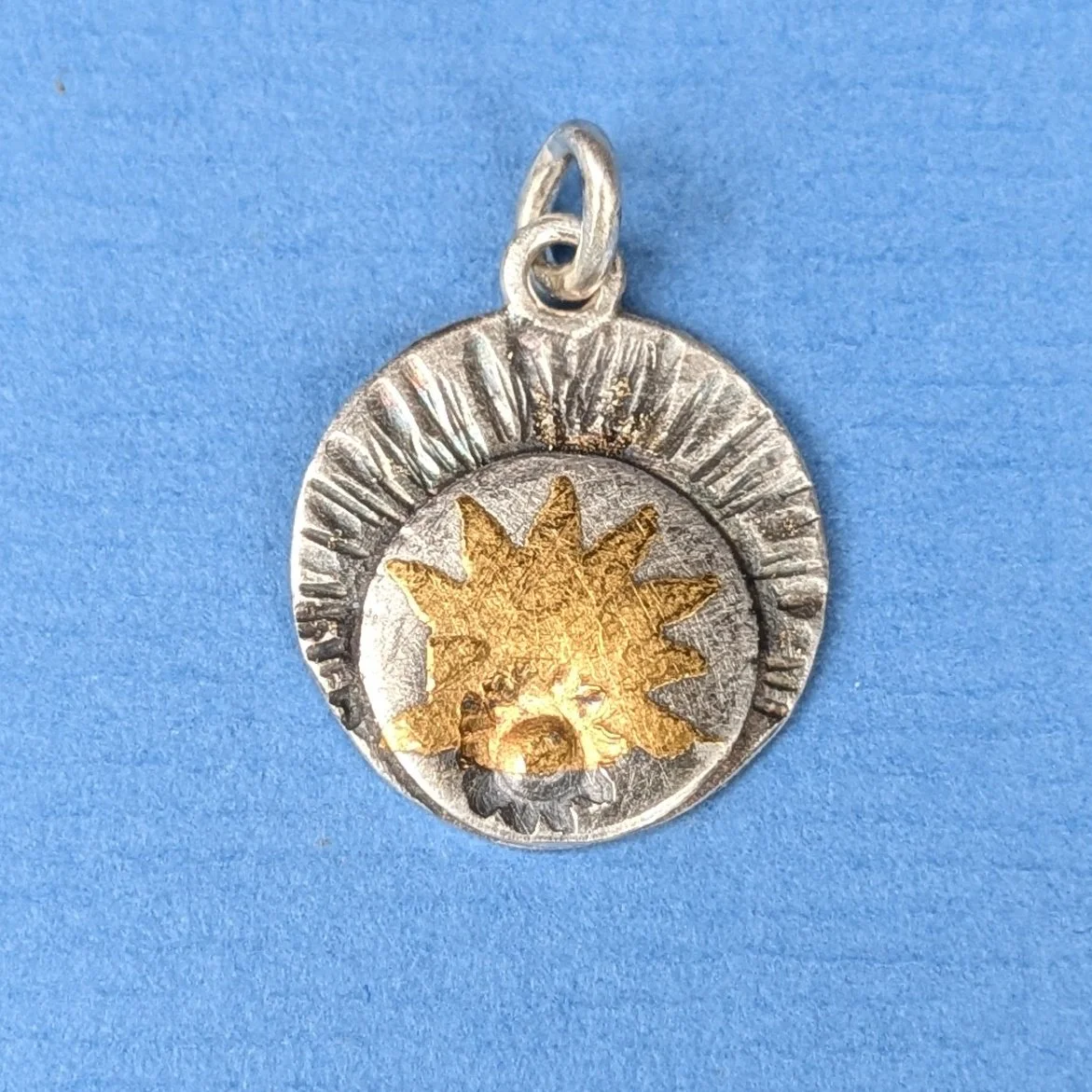 Charm Sonnenaufgang Gold auf Silber Vorderseite.jpg