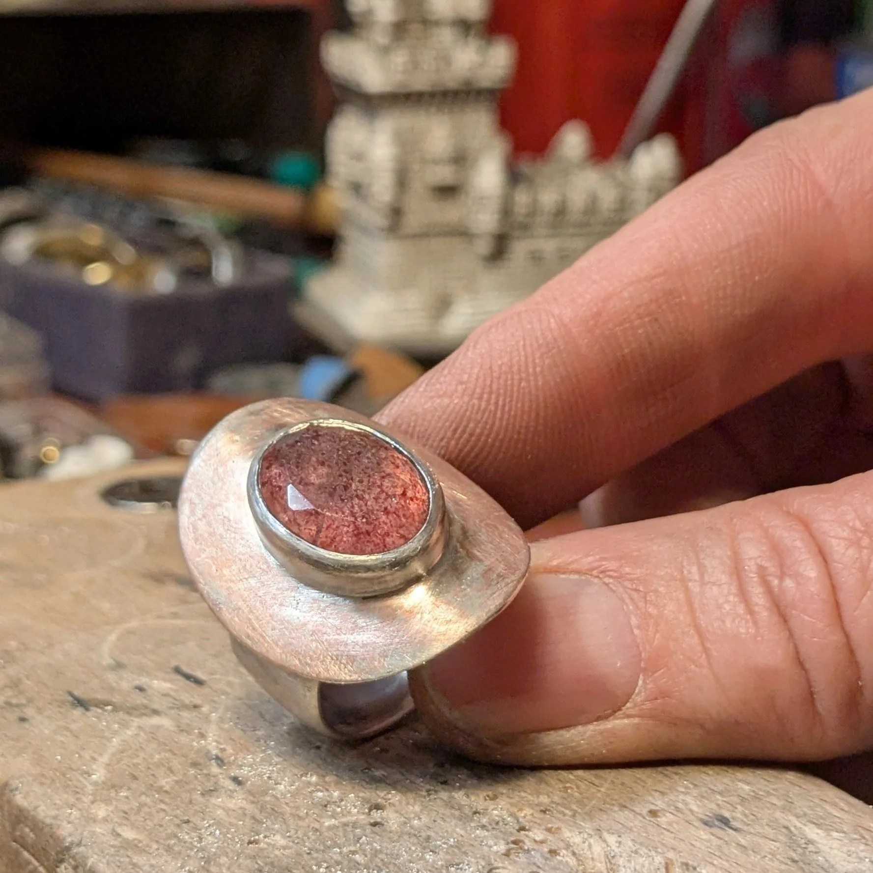 Cocktail Ring Mokume Cu Ag Himbeer Quarz Handarbeit.jpg