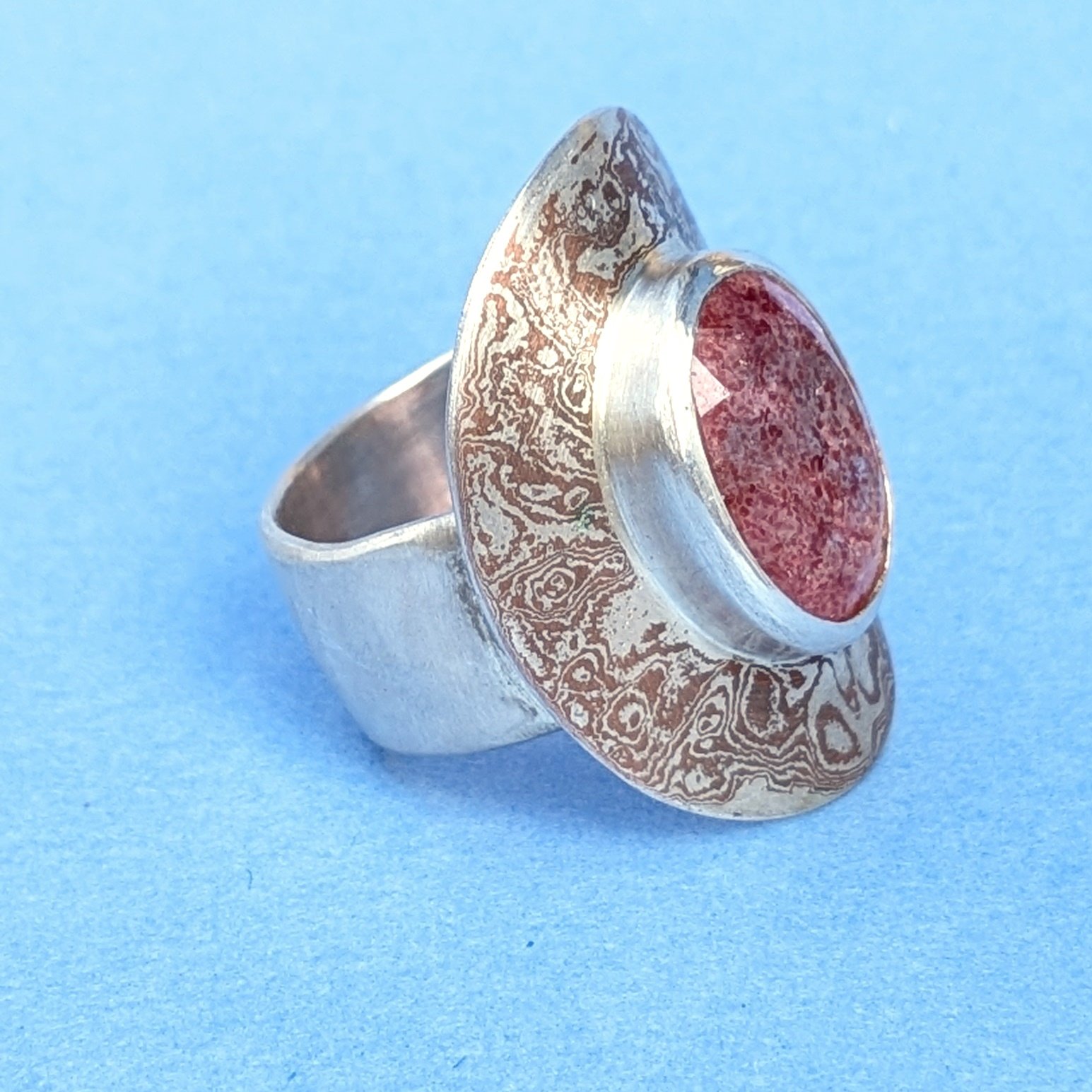 Cocktail Ring Mokume Cu Ag Himbeer Quarz seitlich.jpg