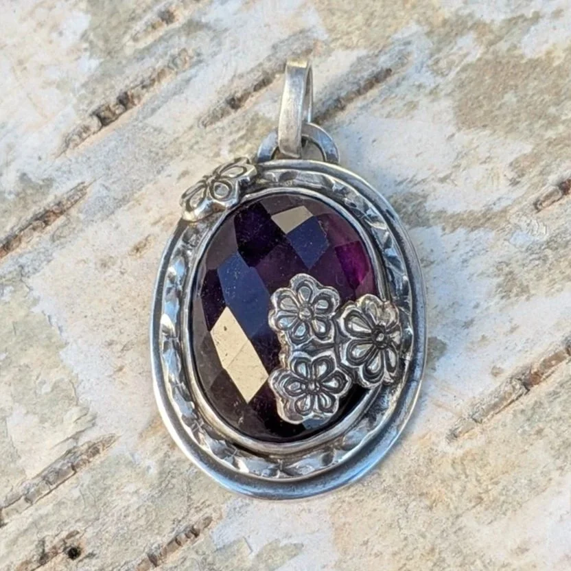 Amethyst+gro%C3%9Fer+ovaler+Anh%C3%A4nger+mit+Blumen+%282%29.jpg