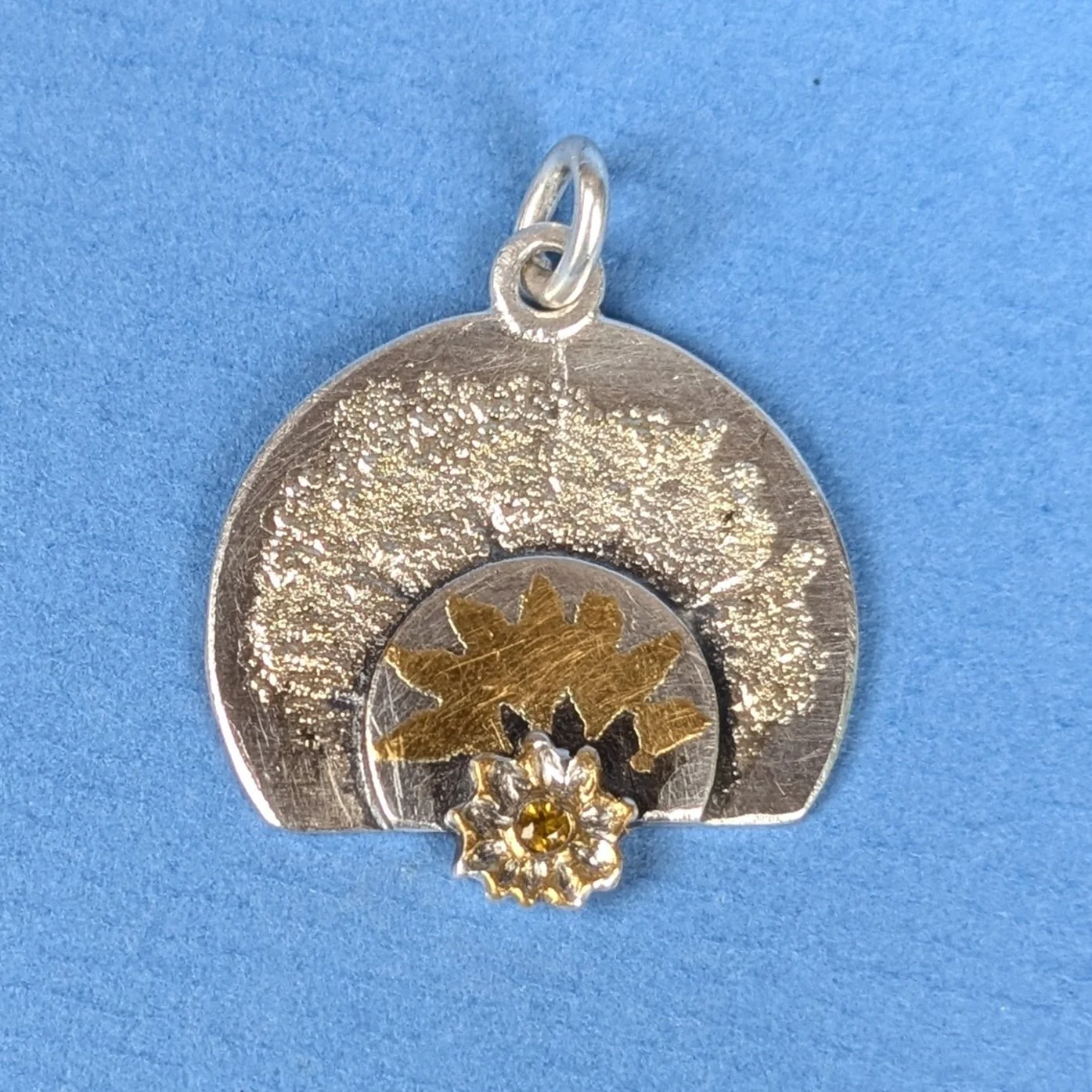 Kettenanhaenger Sonnenaufgang Saphir Gold auf Silber Vorderseite.jpg