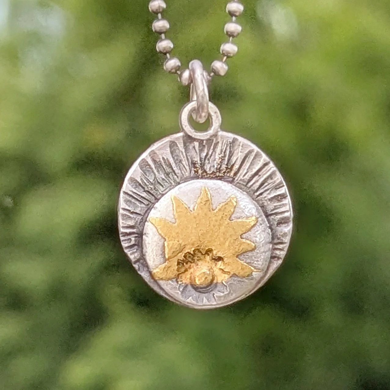 Charm Sonne Gold auf Silber