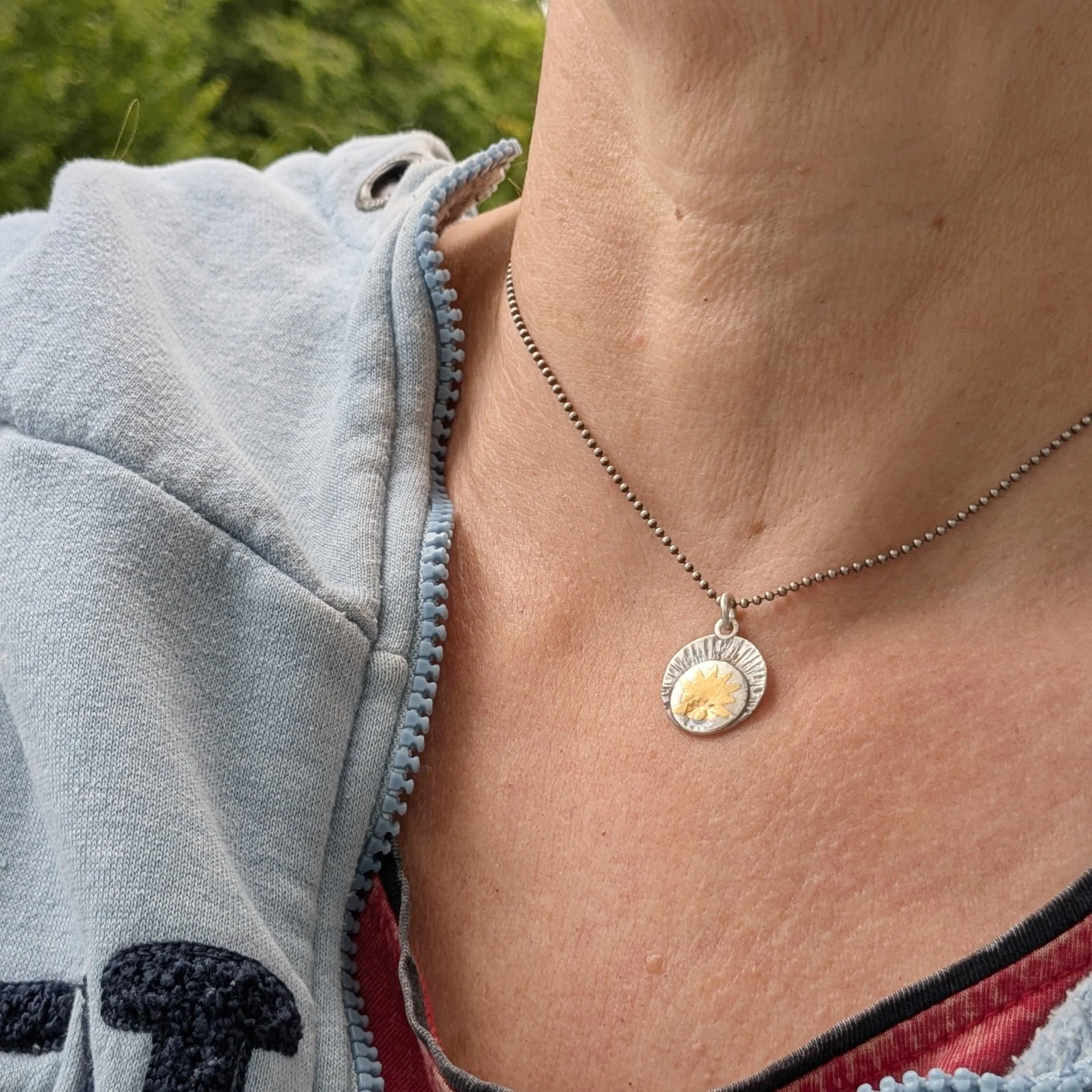 Charm Sonnenaufgang Gold auf Silber Model.jpg