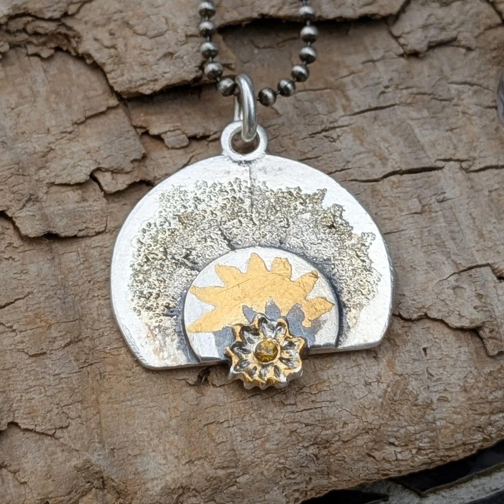 Anhänger Sonne mit gelber Saphir in Gold auf Silber