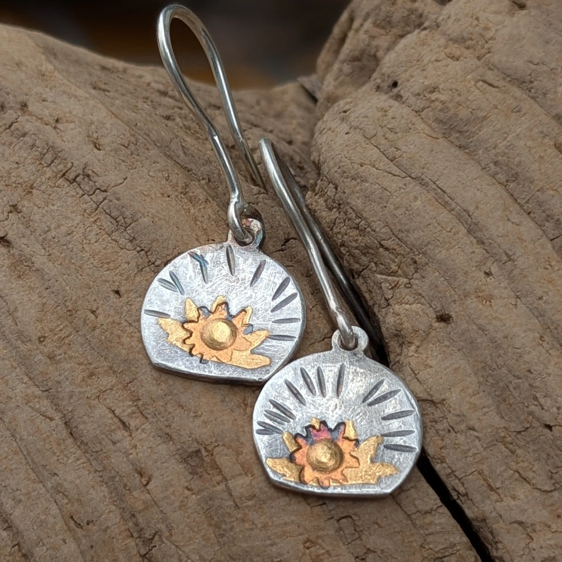 Ohringe Sonnenaufgang Gold auf Silber Detail.jpg