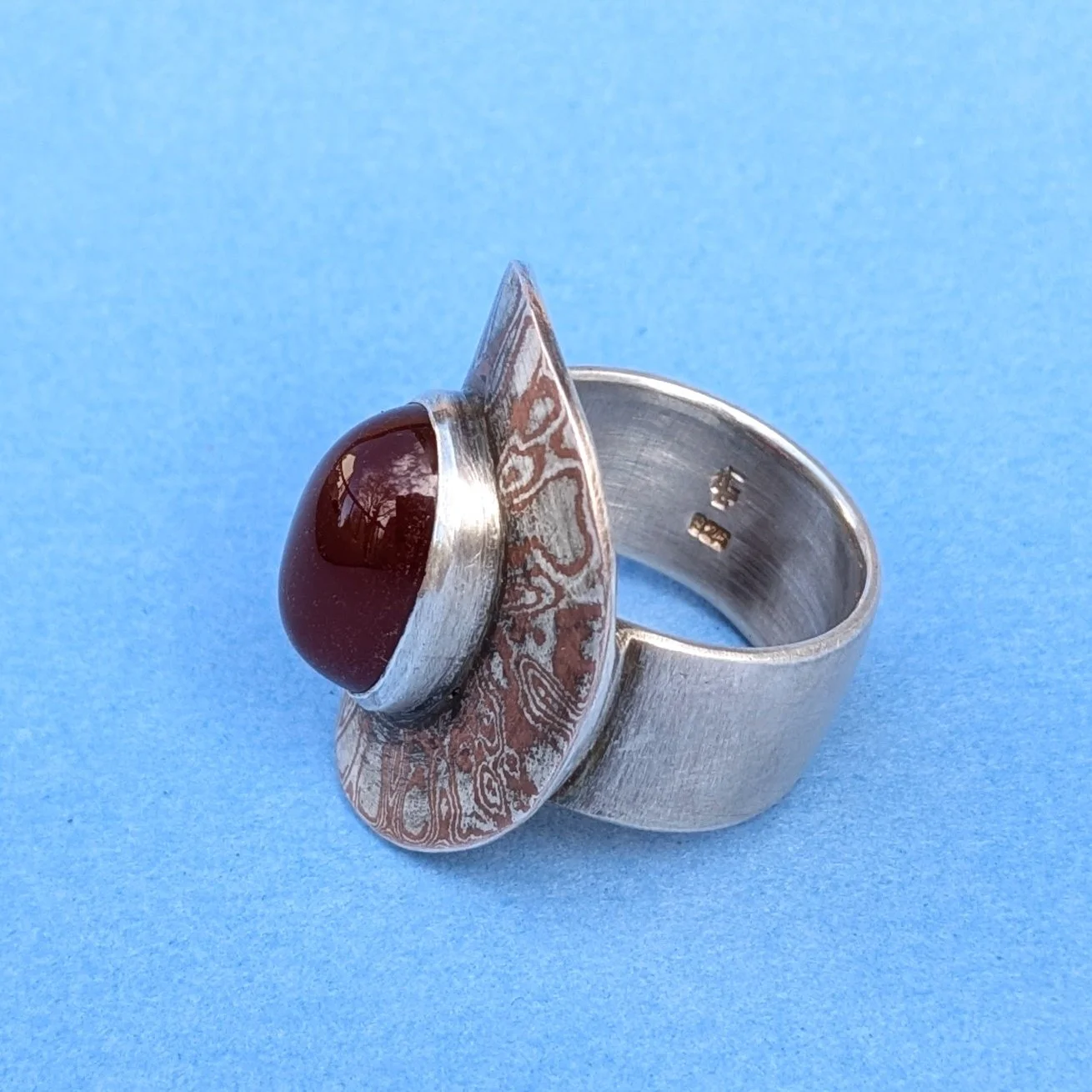 Cocktail Ring Mokume Cu Ag Karneol Ringschiene.jpg