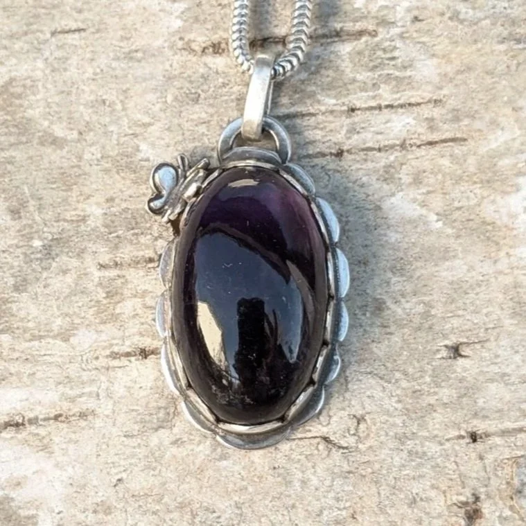 Amethyst+gro%C3%9Fer+ovaler+Anh%C3%A4nger+mit+Schmetterlingen+%289%29.jpg