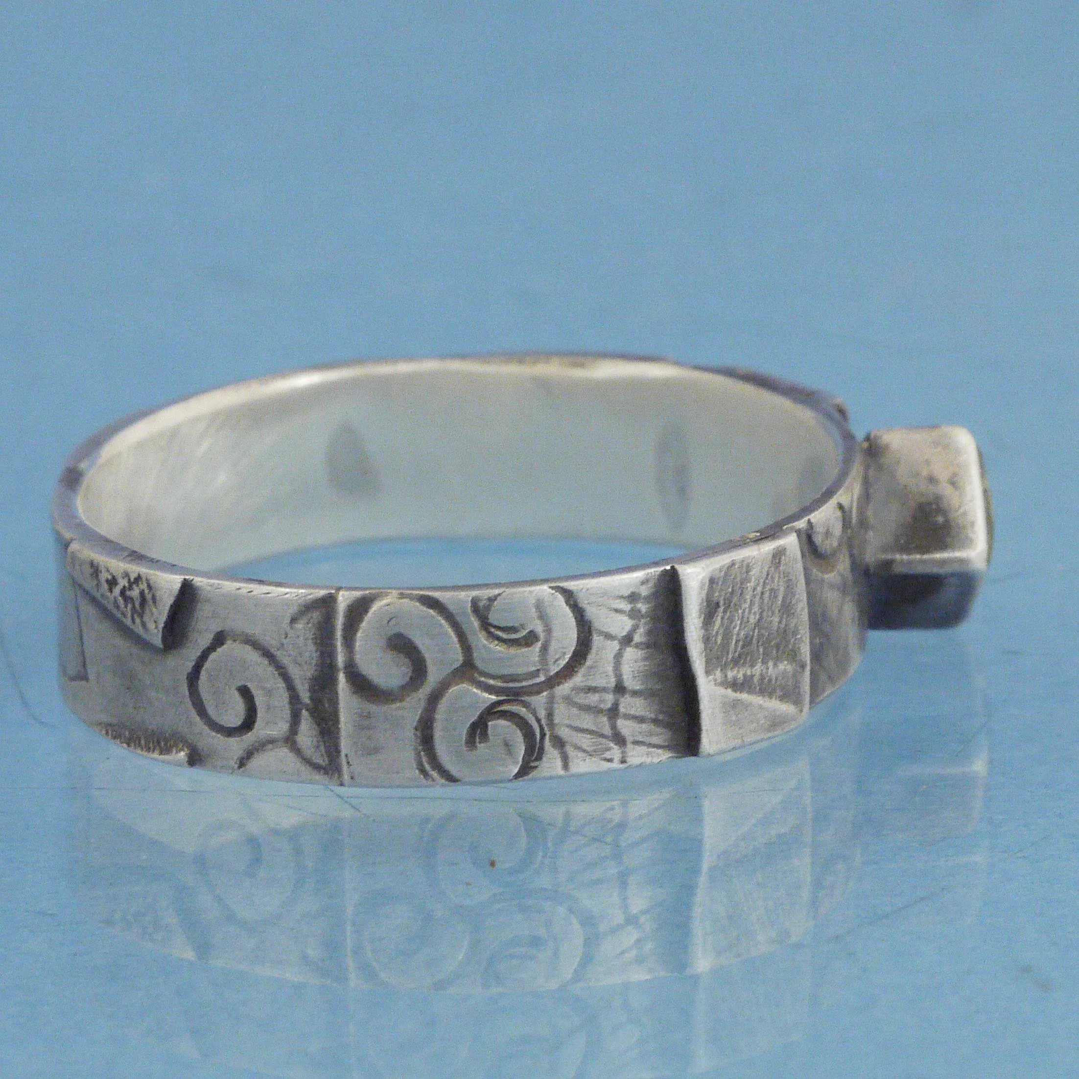 Ringe Mosaik Peridot Triskel 5q.JPG