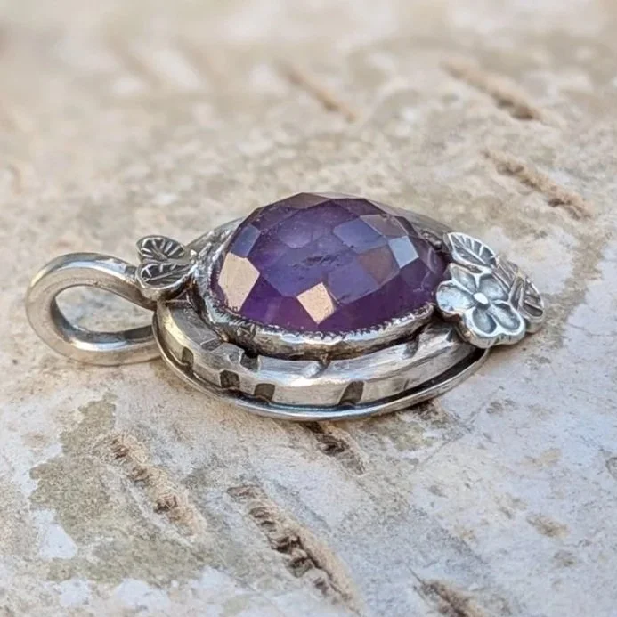 Amethyst+Anh%C3%A4nger+rund+mit+Blumen+%283%29.jpg