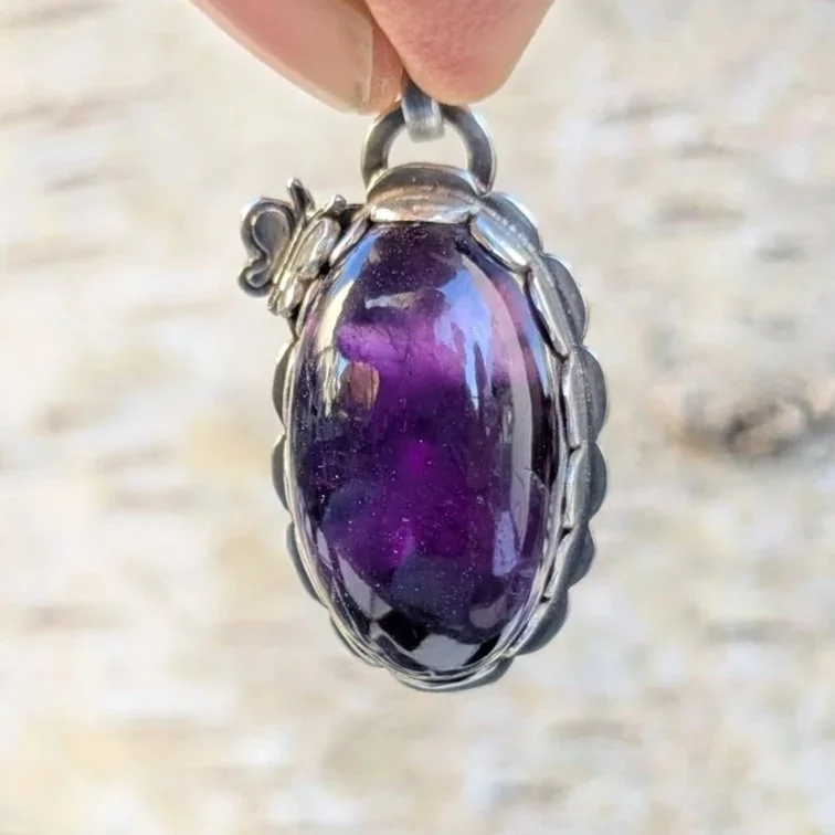 Amethyst+gro%C3%9Fer+ovaler+Anh%C3%A4nger+mit+Schmetterlingen+%281%29.jpg