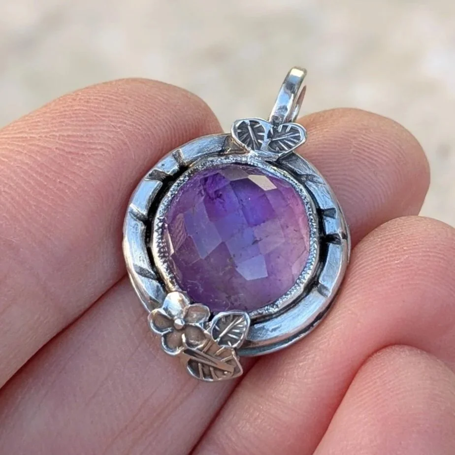 Amethyst+Anh%C3%A4nger+rund+mit+Blumen+%281%29.jpg