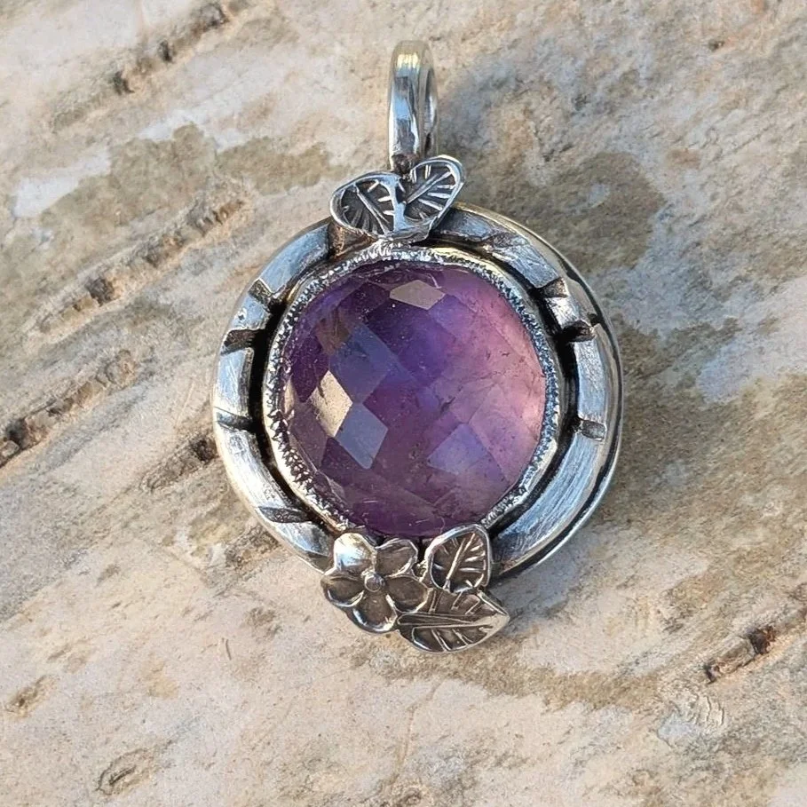 Amethyst Anhänger rund mit Blumen
