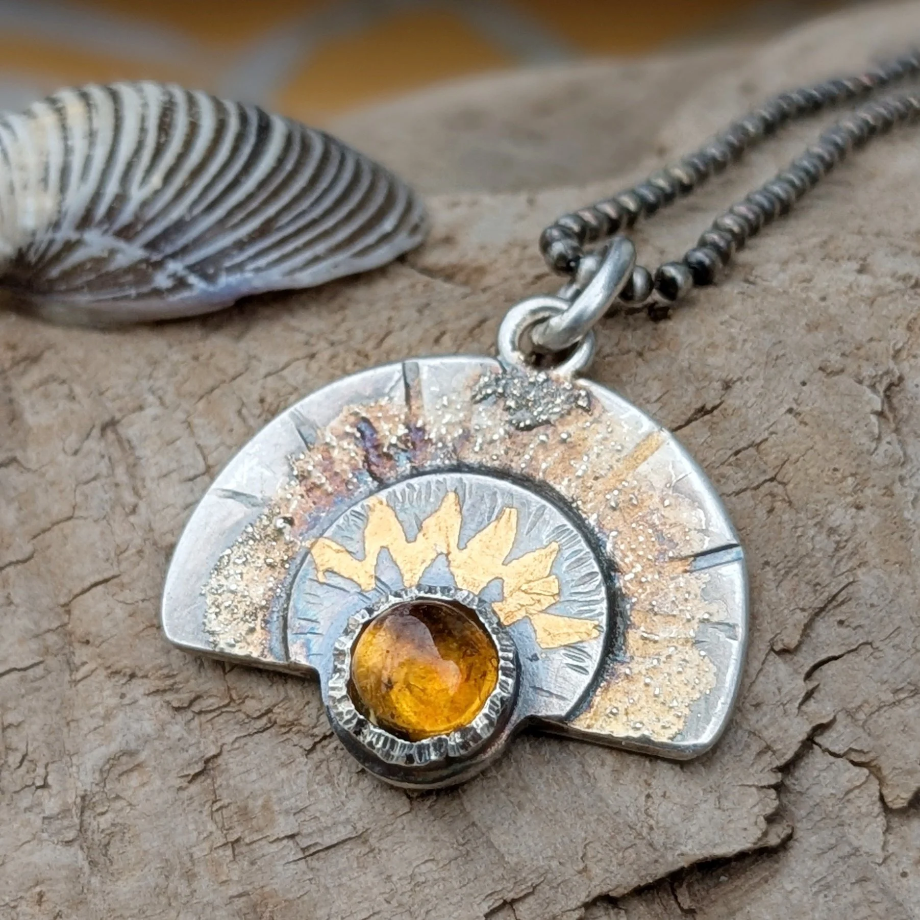 Kettenanhaenger Sonnenaufgang Citrin Gold auf Silber am Strand.jpg