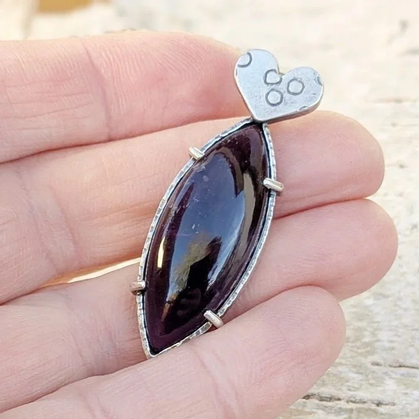 Amethyst+gro%C3%9Fer+Anh%C3%A4nger+Navette+mit+Herz+aus+Silber+%284%292.jpg
