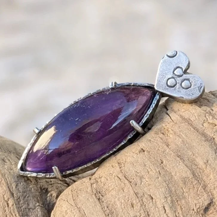 Amethyst+gro%C3%9Fer+Anh%C3%A4nger+Navette+mit+Herz+aus+Silber+%287%29.jpg