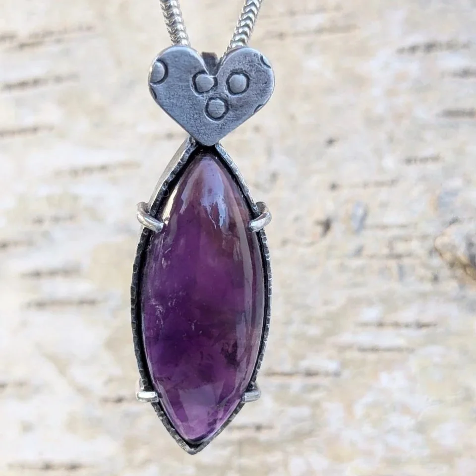 Amethyst+gro%C3%9Fer+Anh%C3%A4nger+Navette+mit+Herz+aus+Silber+%281%29.jpg