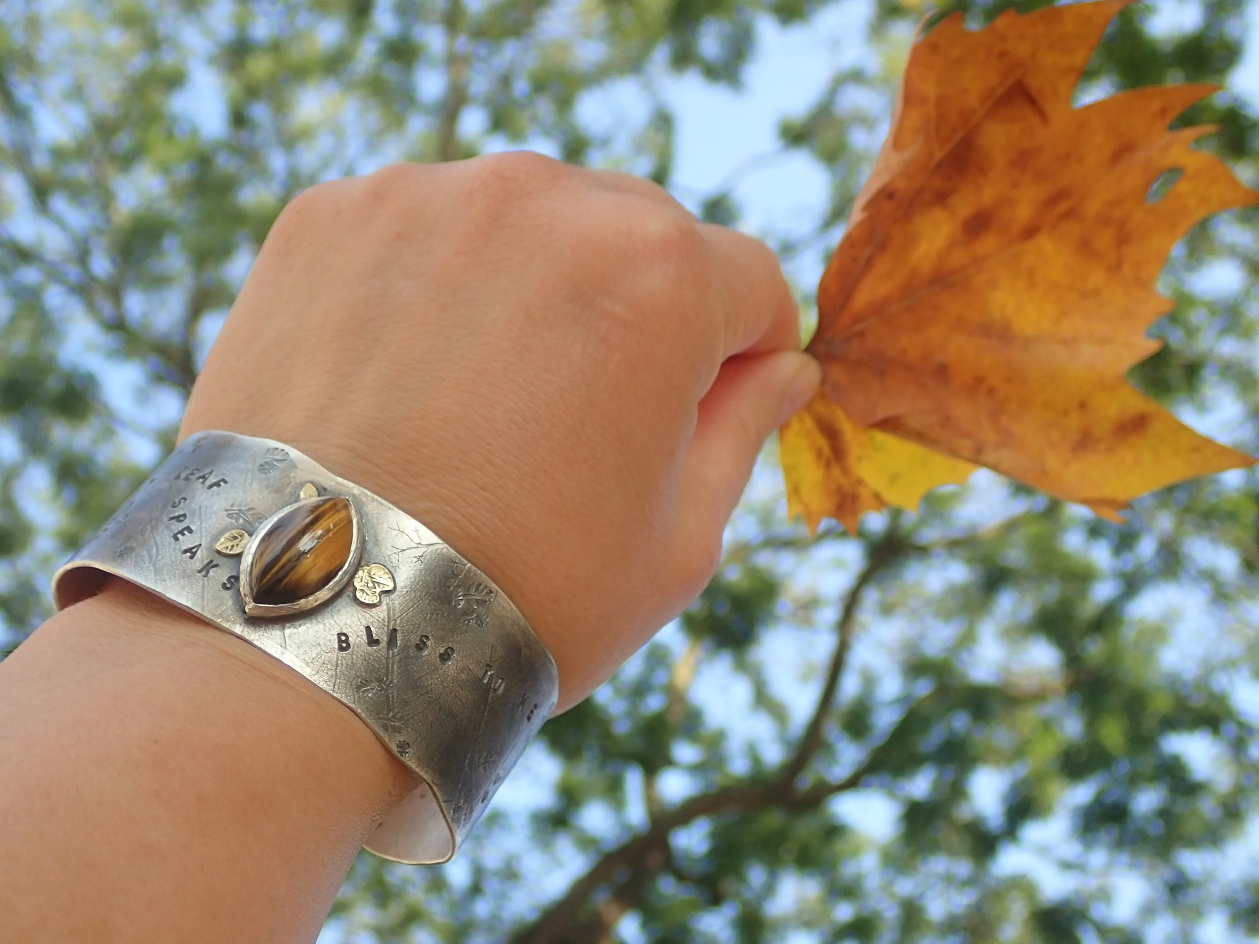 Wie entstanden die beiden Armreife namens Blattwerk?