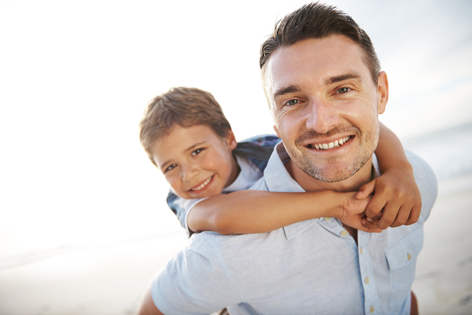 Padre con hijo en su espalda