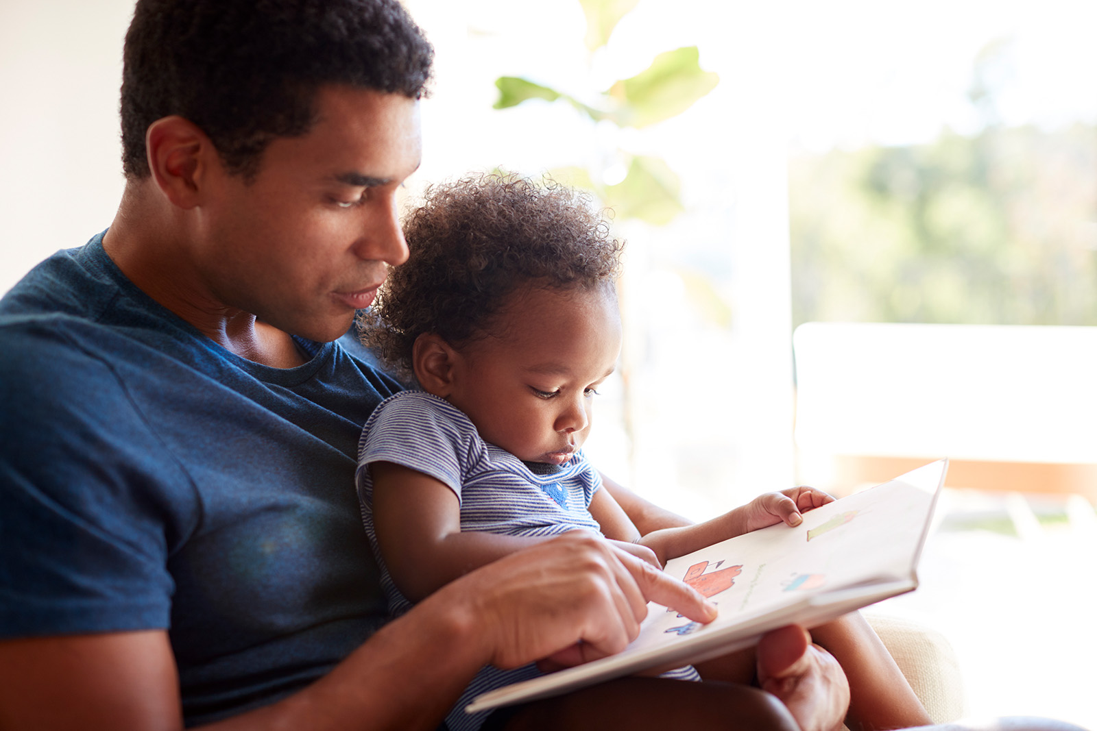 Padre e hijo leyendo libro