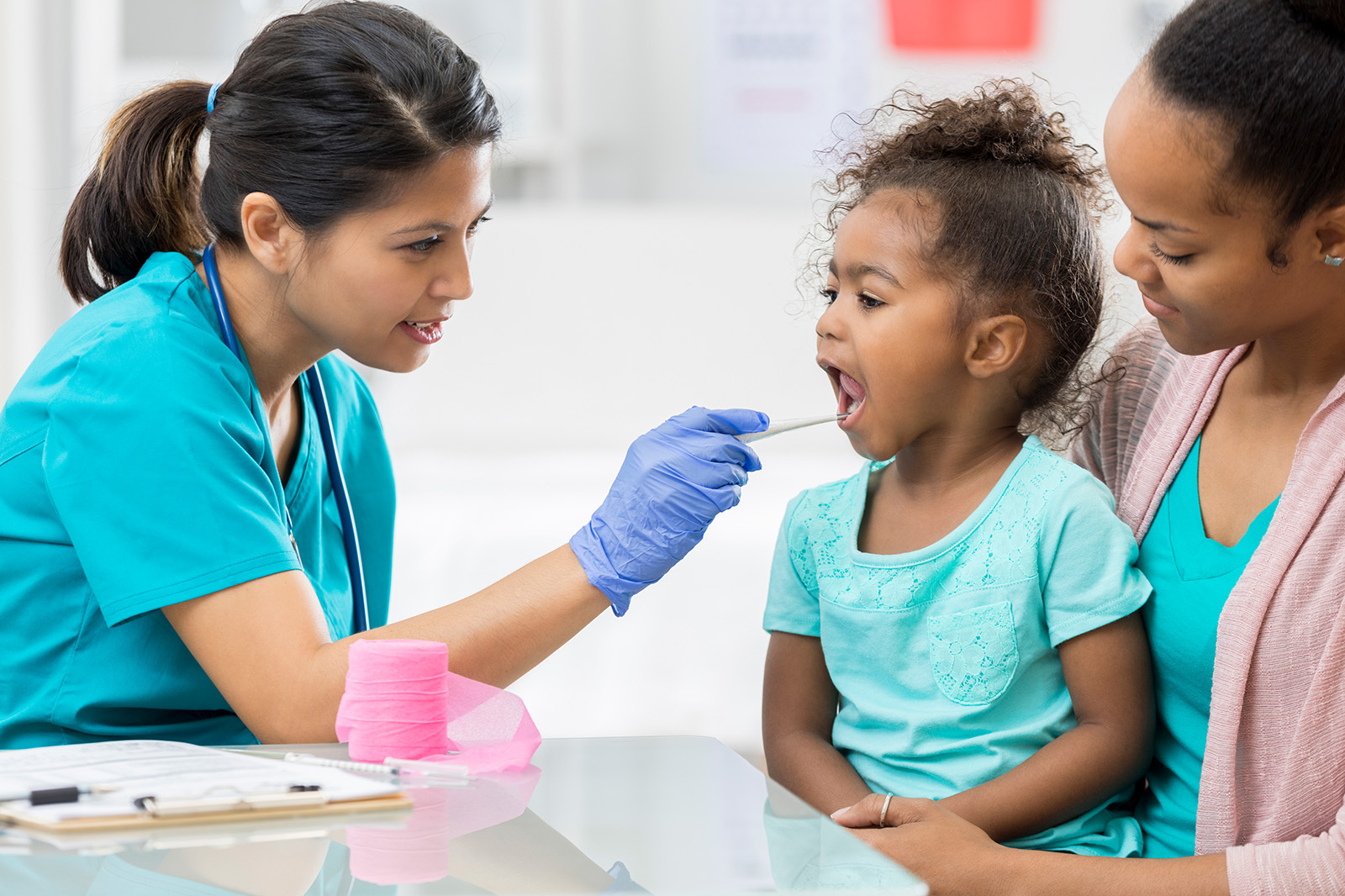 Enfermera tomado prueba de ADN de niña