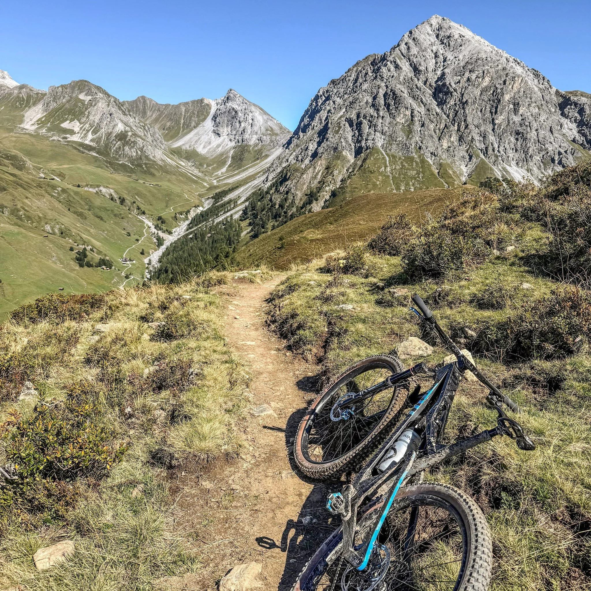 TRAILALARM und TEST: Diesen Samstag, 20. September 2025
Anspruchsvolle Traumtour Davos-Arosa-Davos über die unbekannte «Schwifurgga» und den legendären «Tritt». Total ca. 2000 Höhenmeter und 45km. Treffpunkt: 9: