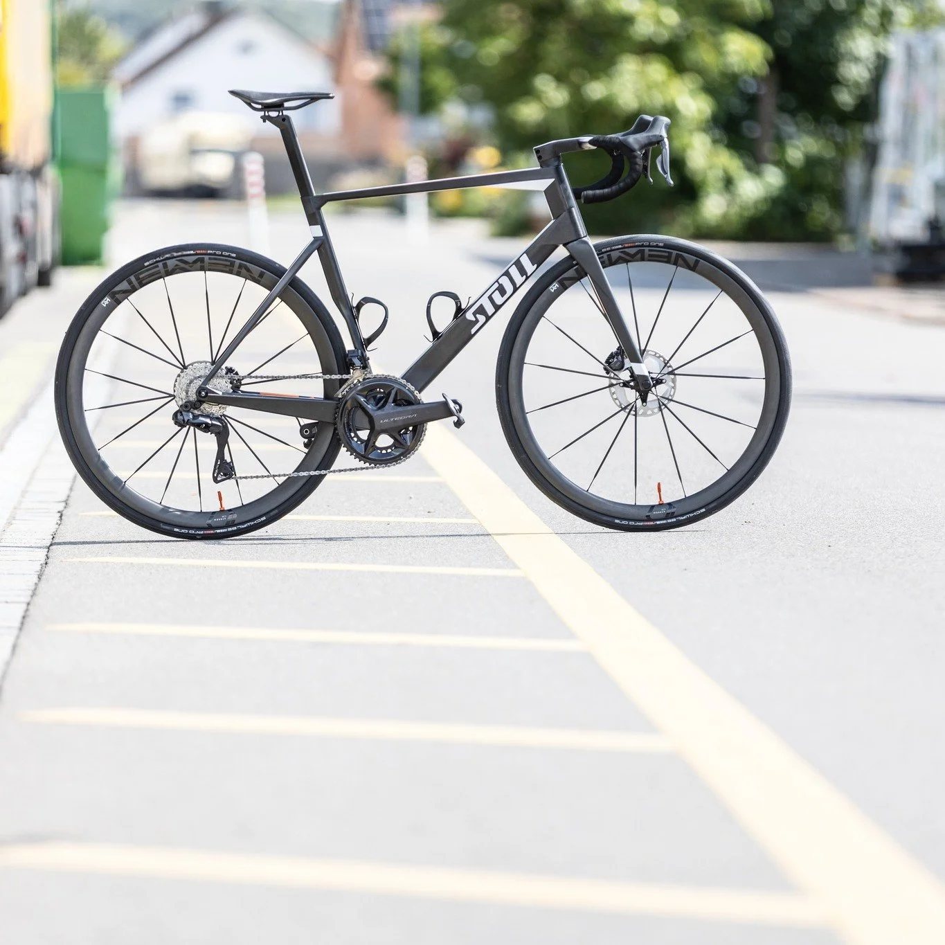 With this S1 Race, size L, we are already looking forward to the warm days ahead.
Specs: Shimano Ultegra complete groupset, Newmen Streem Climbing Vonoa wheels, Bikeahead, THE HIPERSADDLE, Bikeahead/Stoll, THE COCKPIT.
Weight: 6.8 kg. Price: CHF 9,90