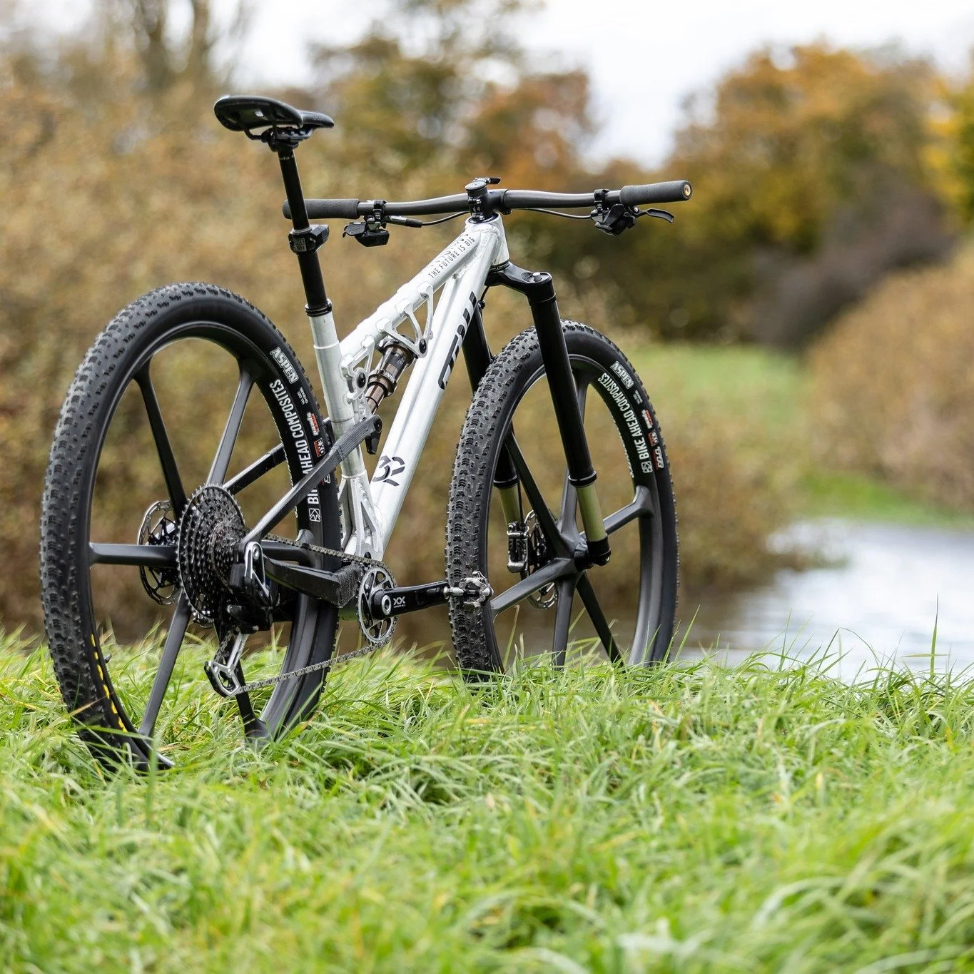 With the P32, you'll be closer to the development process than anywhere else. Visit www.stoll-bikes.com/p32 to register for a test ride and be among the first to ride a 32-inch bike.
#stollbikes #producedineurope #custombike #madeineurope #madetoper