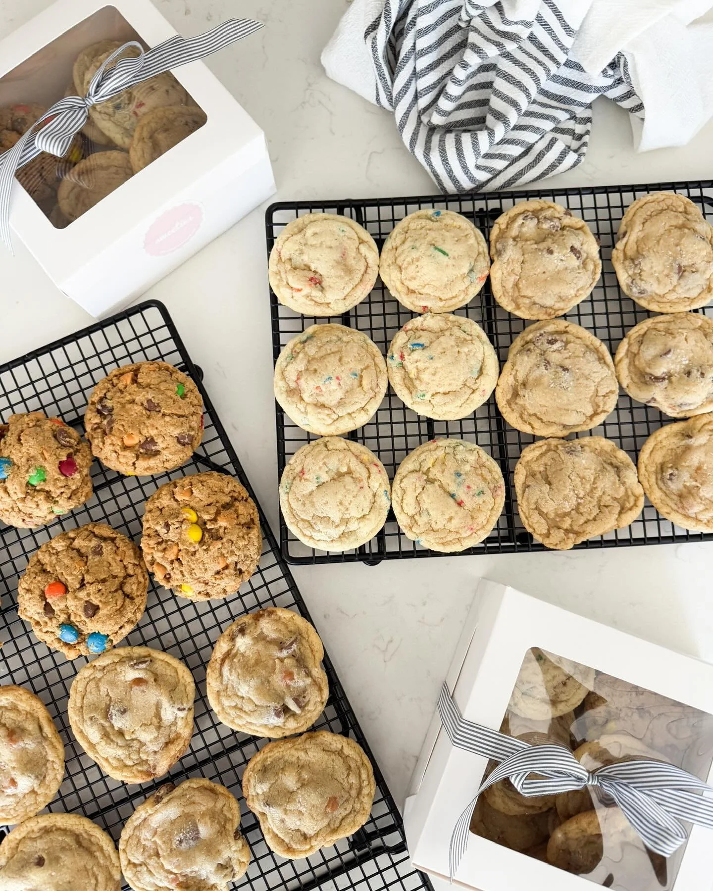 A box of freshly baked cookies makes everything better, I promise! I still have room for Valentine&rsquo;s Day orders, AND to sweeten the deal 15% of all orders will be donated to the PTA @slavensk8 throughout the month of February!

📸: @hallmanray
