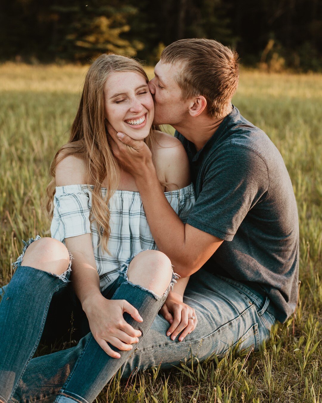 Nothing like some golden hour cuddles + kisses.✨ Engagement sessions are the perfect time to get those photoshoot jitters out of the way, because let&rsquo;s face it, not all of us are used to having a massive camera constantly pointed at us. It also