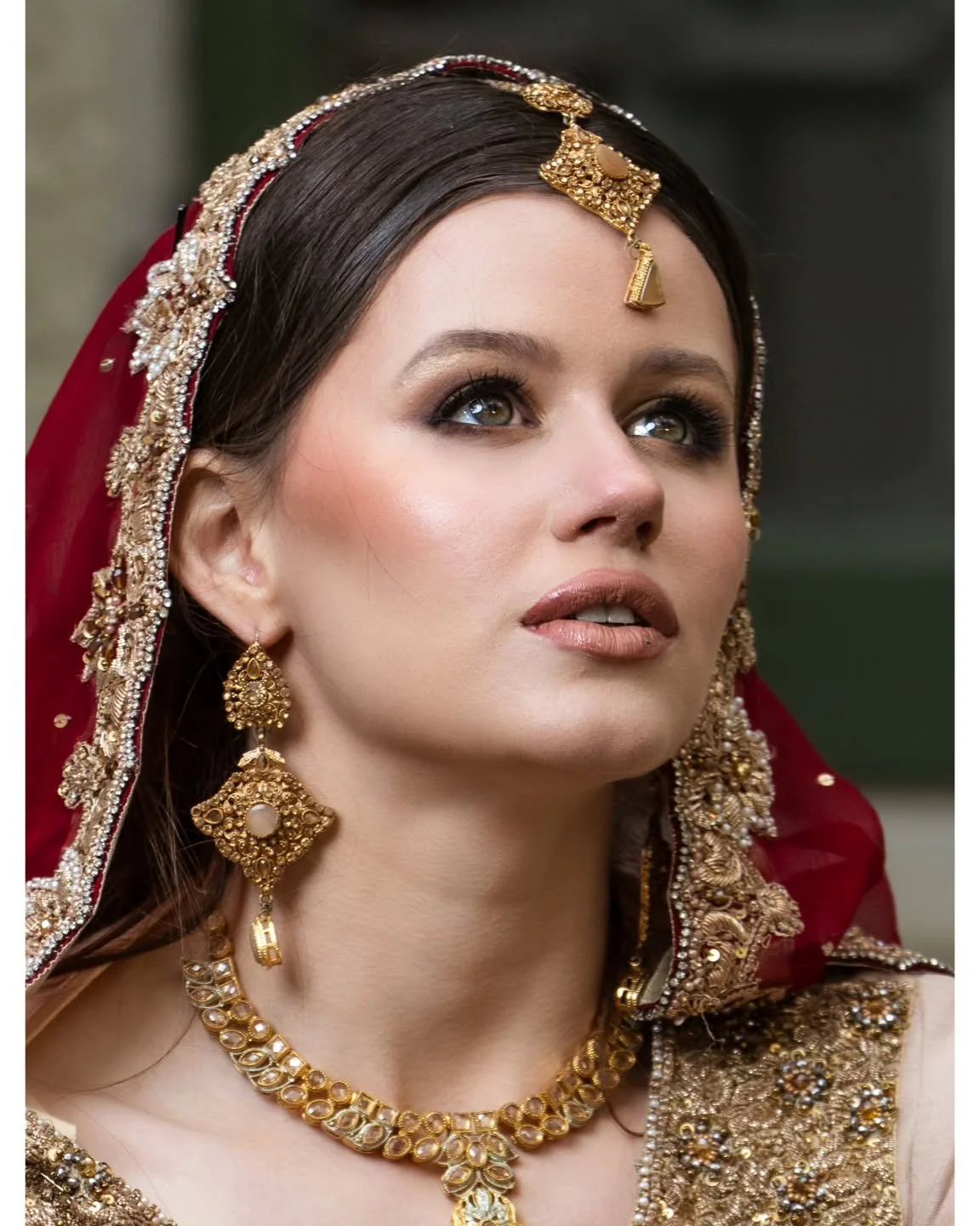 Doesn&rsquo;t this bridal makeup look straight out of a magazine? 😍 Tell me&hellip; would YOU wear this look on your big day? 👰&zwj;♀️💍

Brides-to-be, my 2026 dates are filling quickly &mdash; send me a DM to book your bridal glam before your date