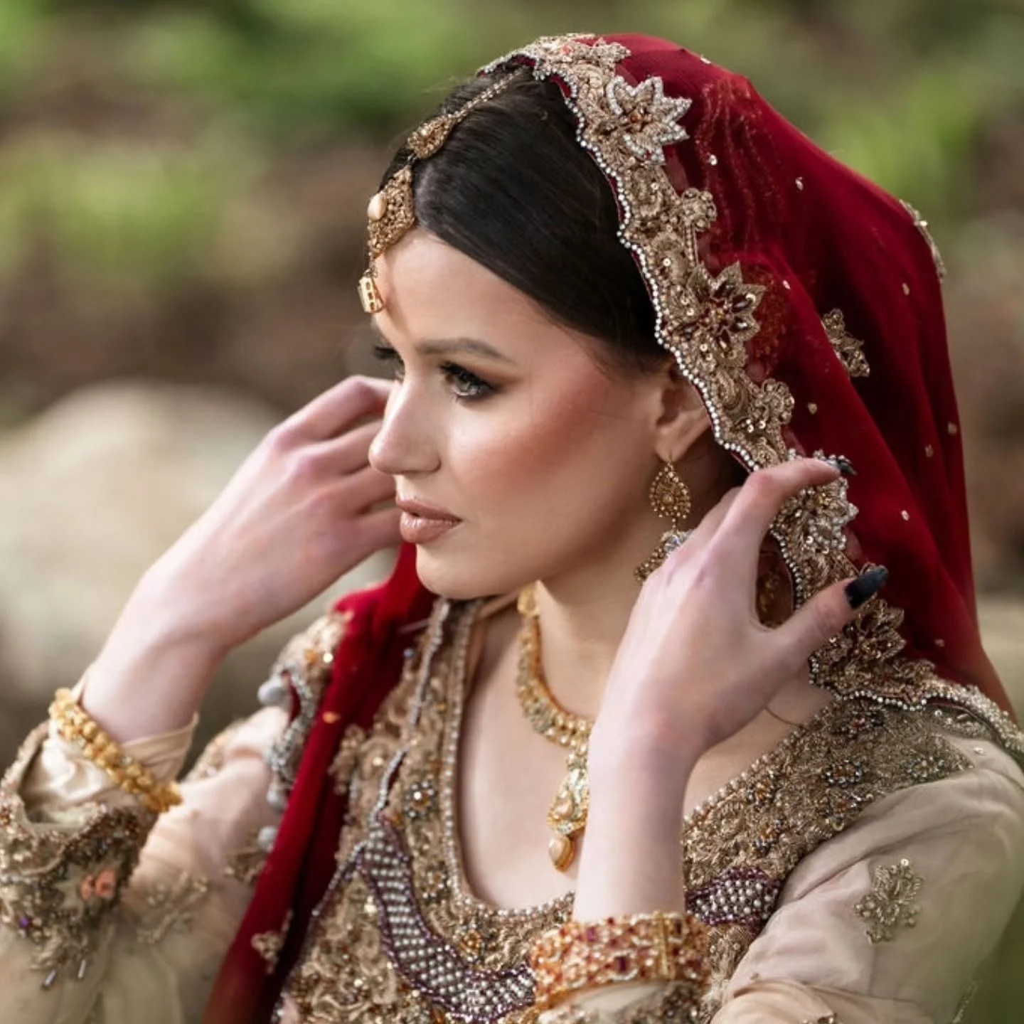 1/3. SWIPE ⏭️ One of the biggest bridal makeup goals? Looking flawless BOTH in person and on camera.

This post is all about how @glowgirlbeauty_mua makeup PHOTOGRAPHS in professional photography by @phoenixshots11 👰&zwj;♀️✨ Soft glam, skin-like fin