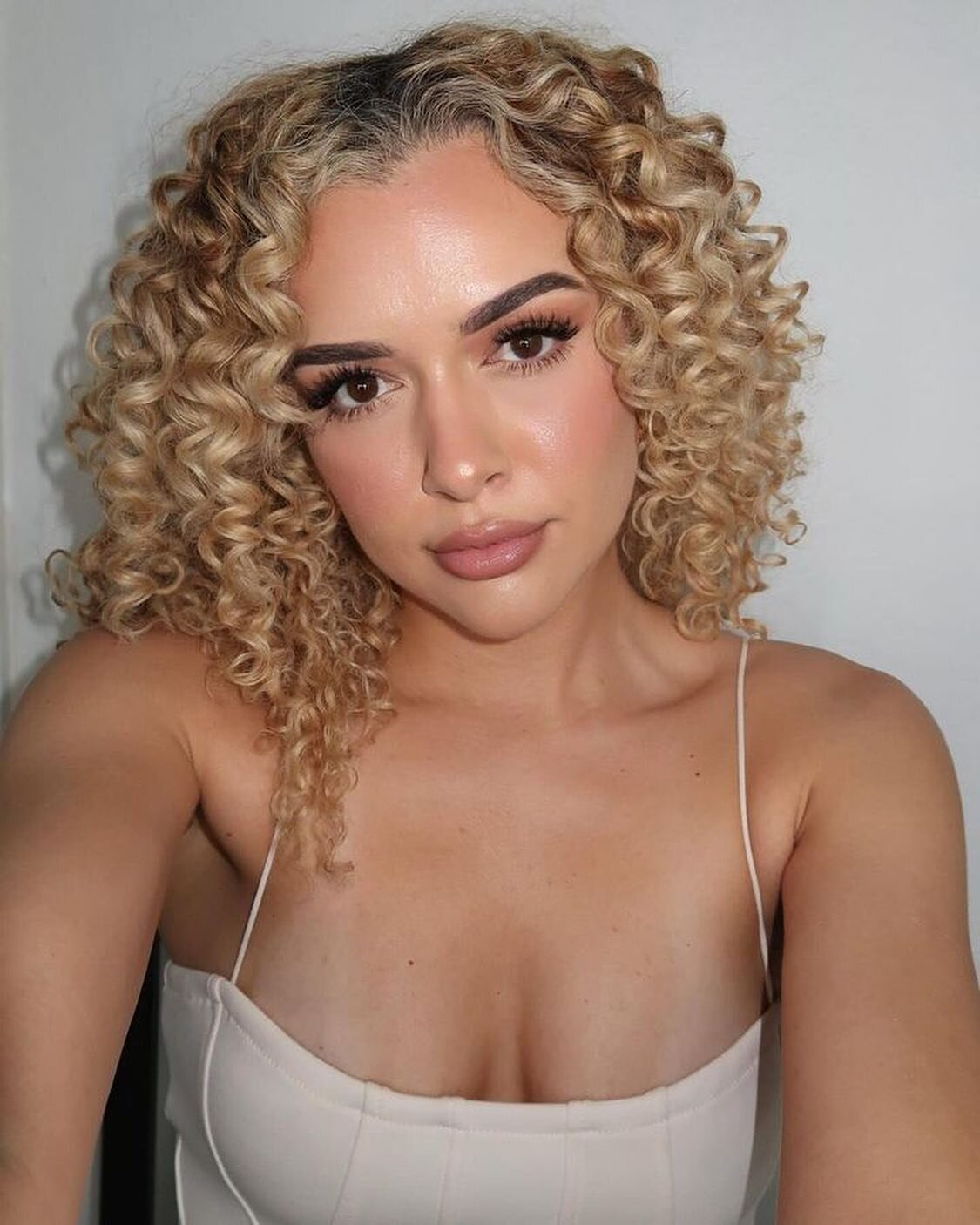 @alexiusmariee is looking 🔥 in her fresh new blonde #AustinCurls! We&rsquo;re in the process of transforming her hair from a level 9 orange to a stunning level 11 blonde, using bleach and neutralizing any orange tones for a cooler, blonde, beige hue