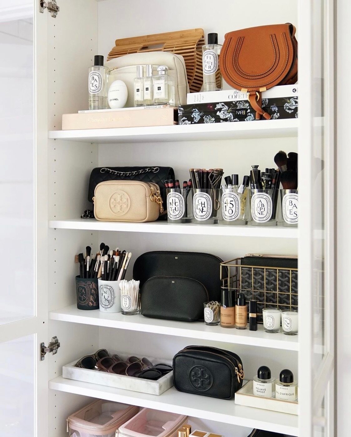 An organizing project should be simple. ✨

Swoon tip of the day:

Take 15 minutes out of your day to organize a small area, like your makeup drawer or cabinet, and you&rsquo;ll gradually build your way to an organized life!⁠

#organizingtips #organiz