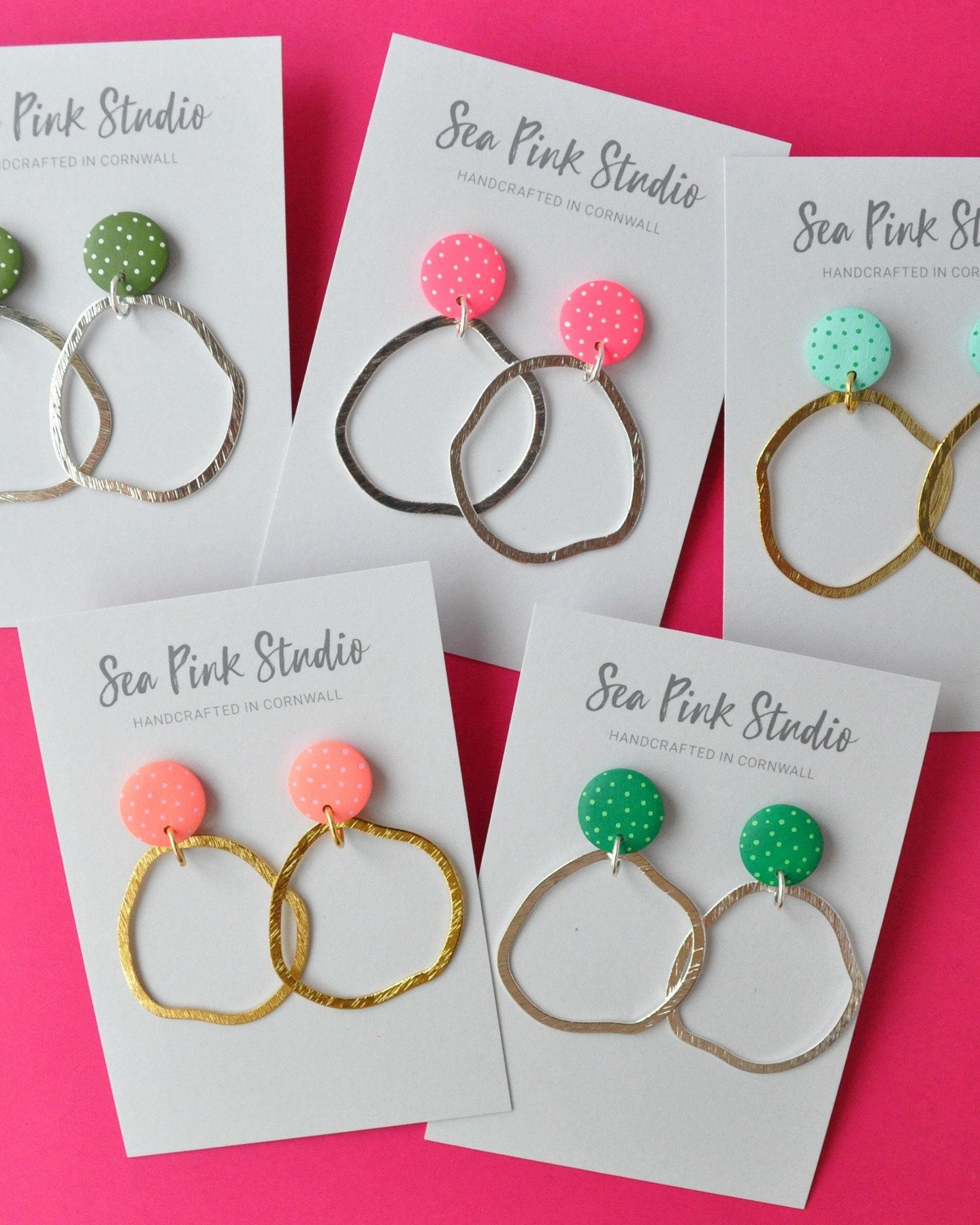 Perfect Summer vibes - I&rsquo;ve just added these new pink and green colourways to the wavy rock pool style earrings on my website! Think the neon pinks are my favourite - how about you? 

#neon # #neonpink #neonearrings #woodenearrings #colourpop #