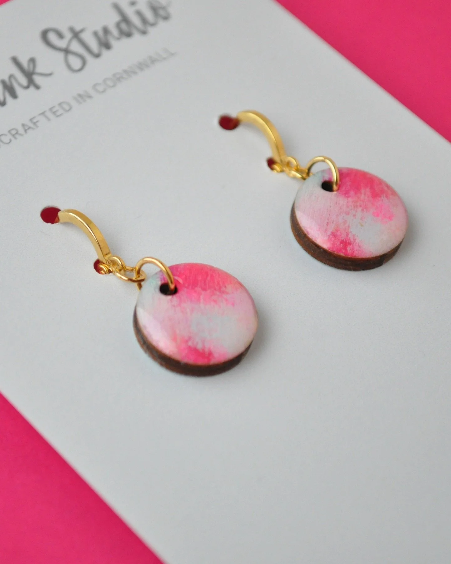 Design details 🌟

I love seeing these close ups of my jewellery - whether its the crisp clean edges on the more minimal pieces or the arty brush strokes on the more abstract styles, making sure each one is as perfect as can be is really important to