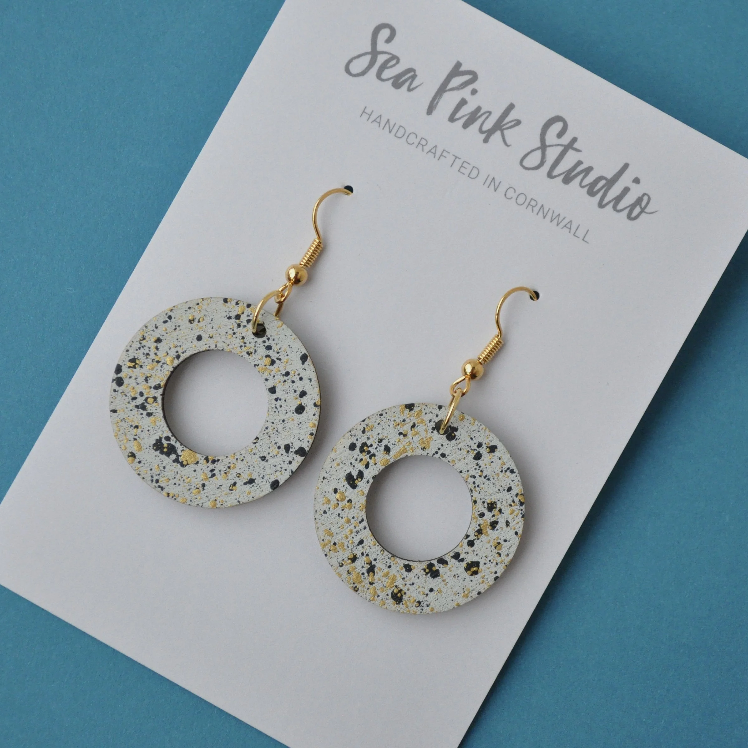 Arty Speckled wooden ring earrings cream