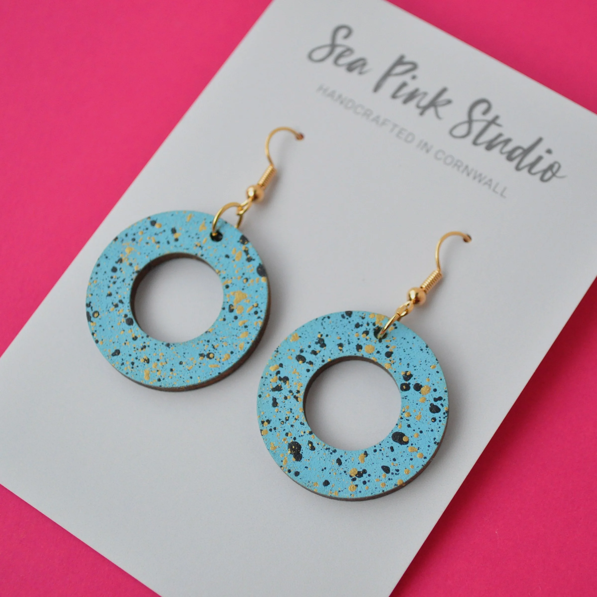 Arty Speckled wooden ring earrings turquoise