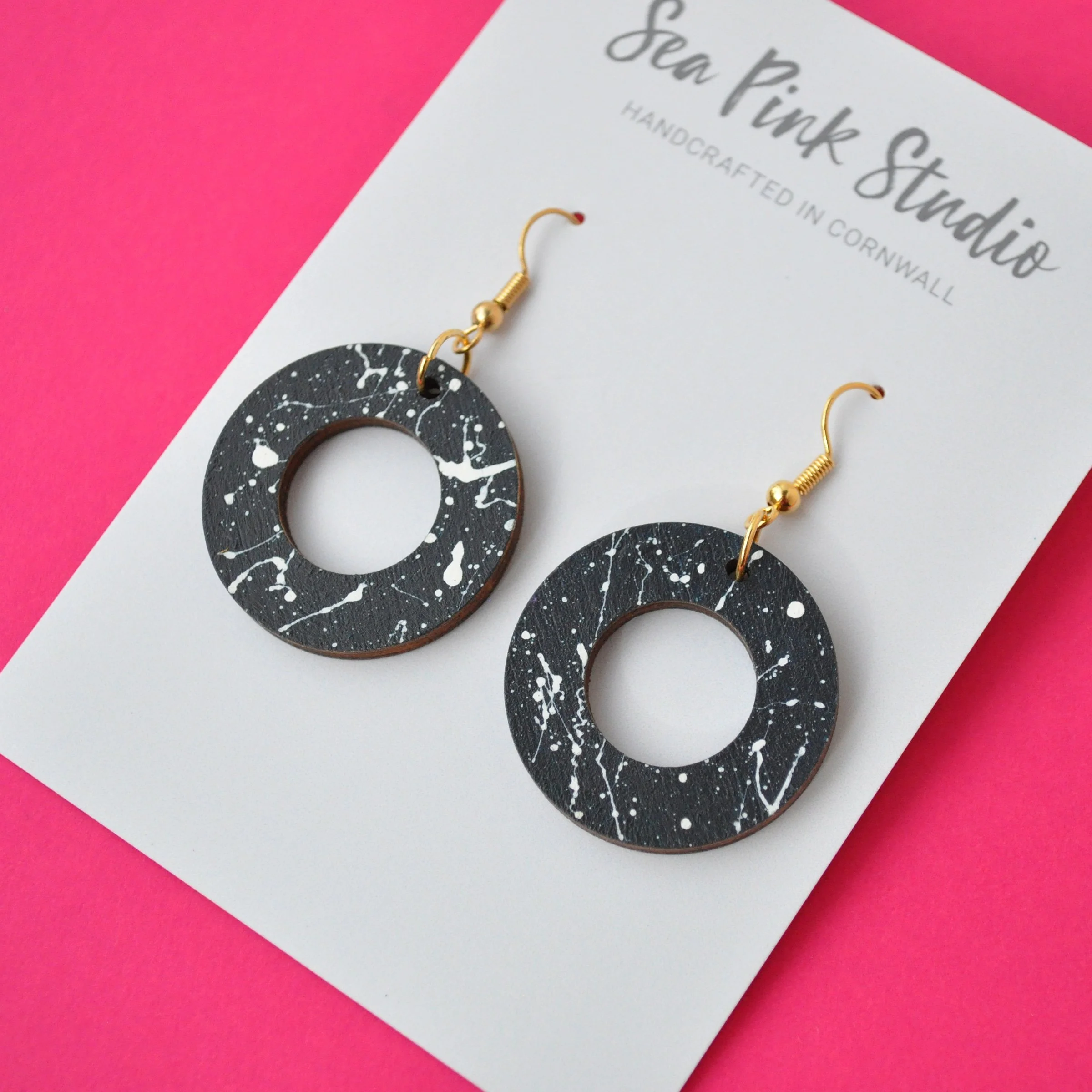 Arty Speckled wooden ring earrings navy