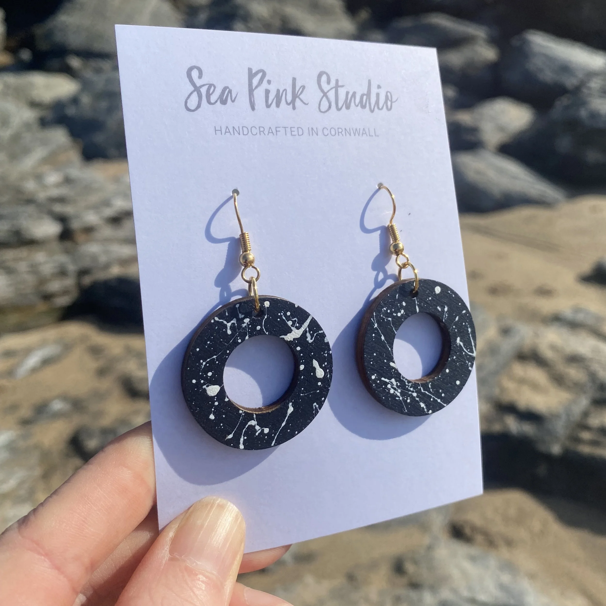 Arty Speckled wooden ring earrings navy