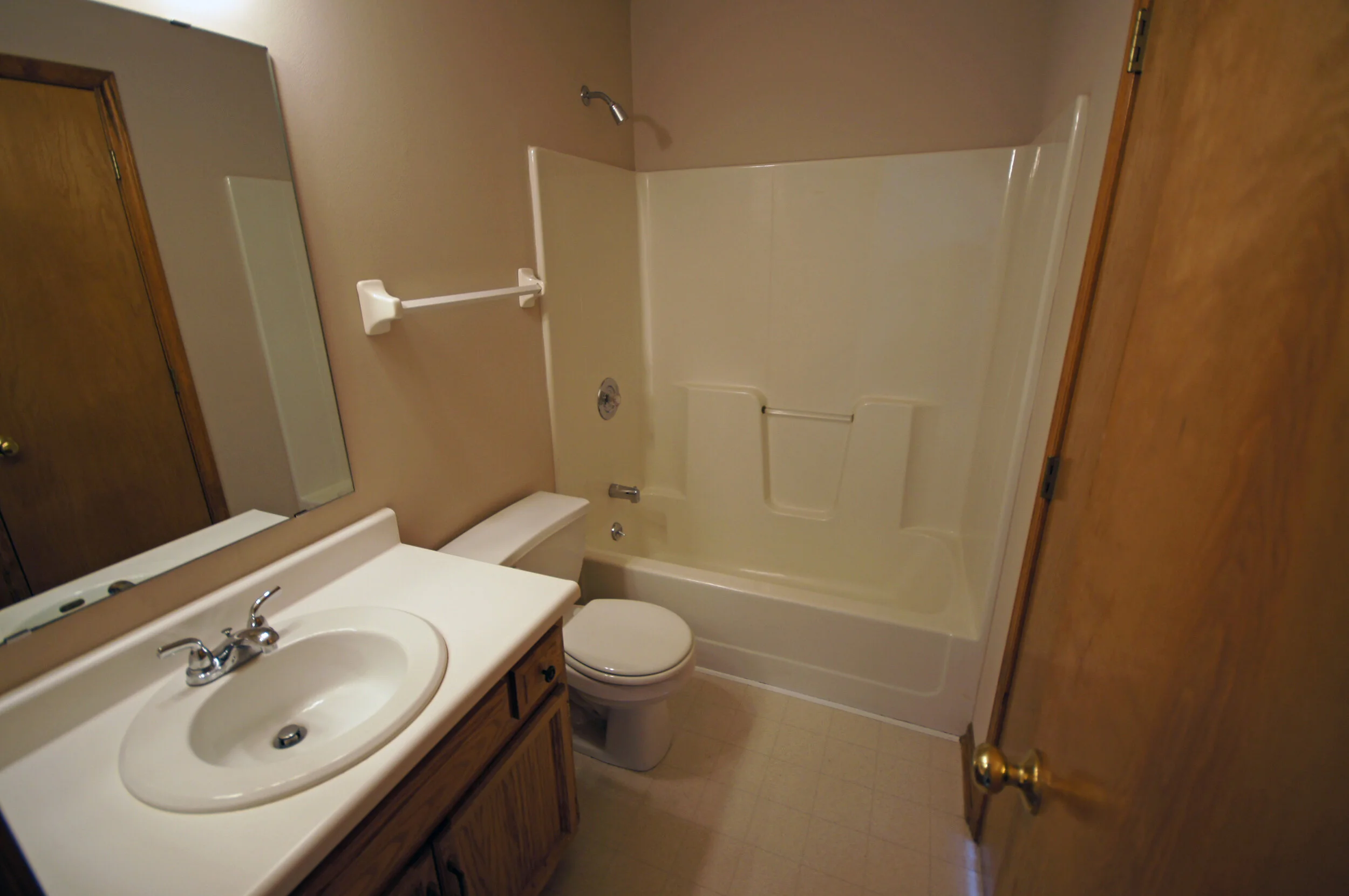 26 - Main level mstr bath.JPG