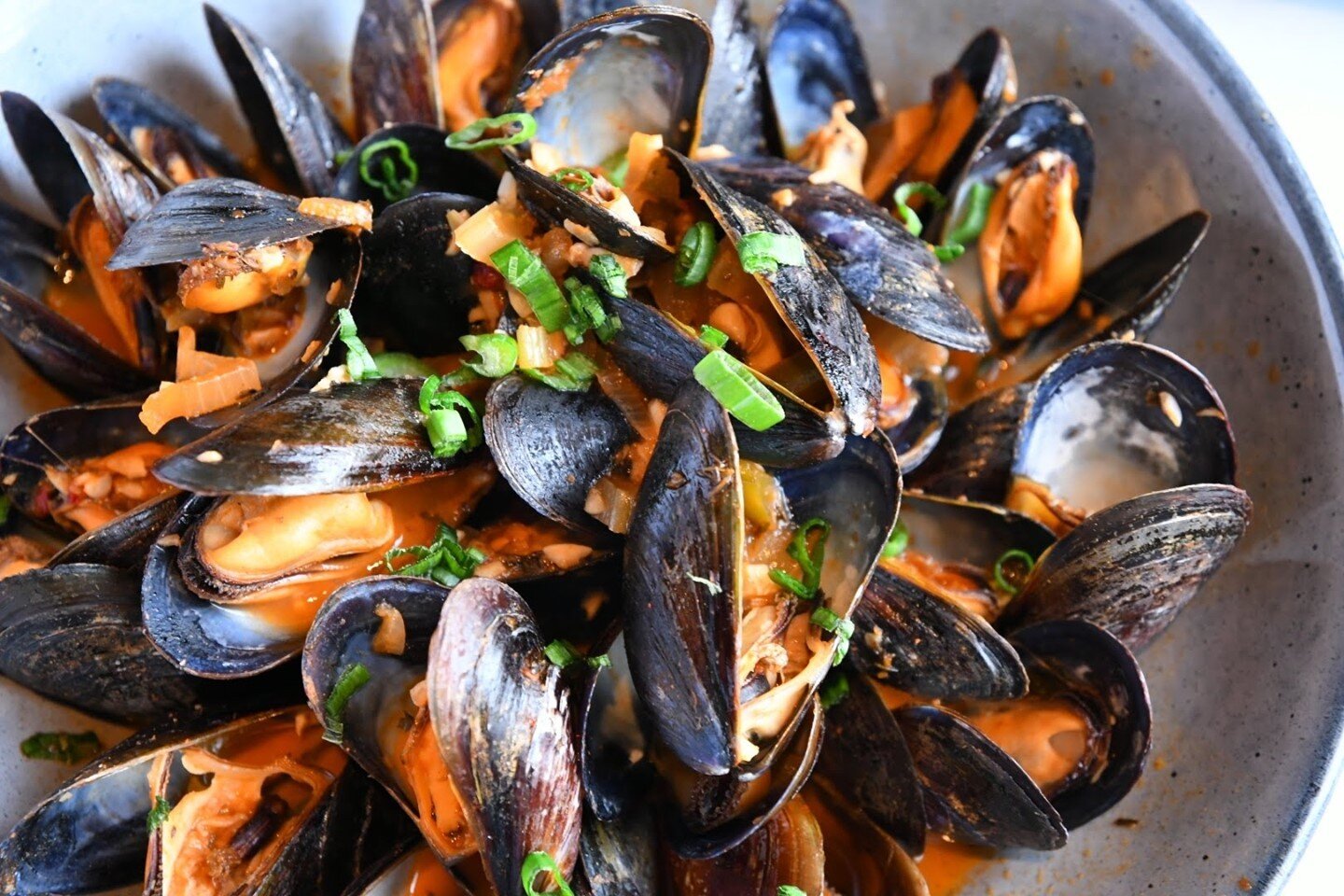 Look at those Mussels! 😍 💪 ⁠
⁠
⁠
⁠
#beautifulcuisines #freshseafood #besthappyhour #akronlifemag #montrose #huffpostetaste #forkyeah #foodporn #thefeedfeed #beautifulcuisines #foodgram #eatthis #hungry #yumyum #delicious #foodlovers #comfortfood #d