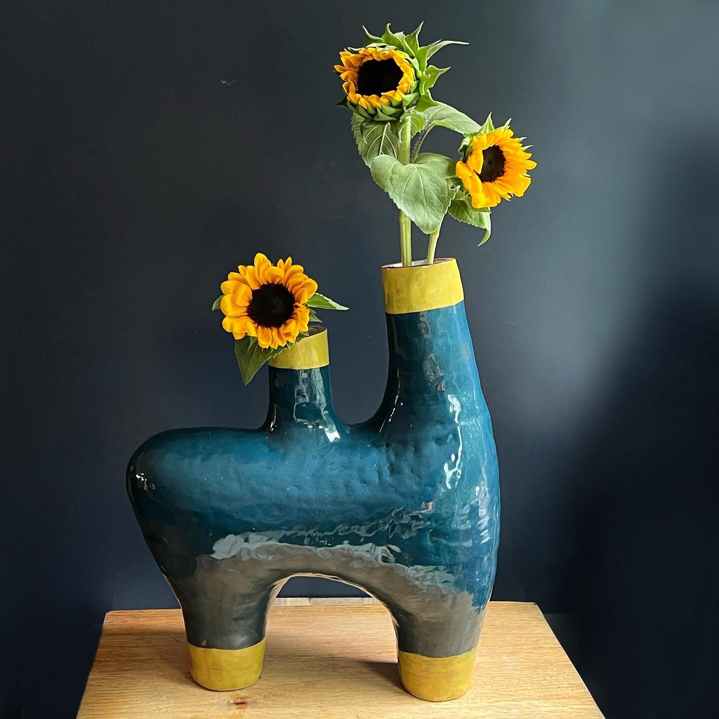 Please enjoy a beasty vase I made to challenge my hand building skills (inspired by @claycanoe). Particularly pleased with how the colors came out, especially paired with these beautiful flowers from our @marshviewfarm farm share. 🥰
.
.
#graphicclay