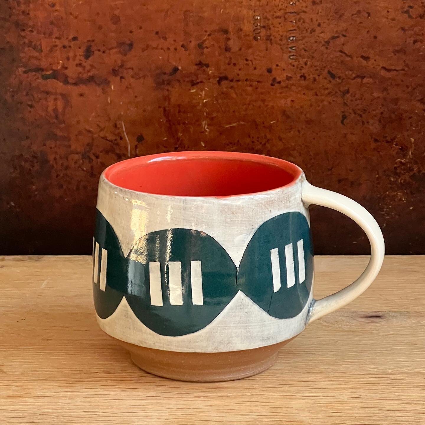 This mug wants to live in your house and be your friend. Make its dreams come true, tomorrow at 12. 

#ceramics #mug #giftideas #graphicclay